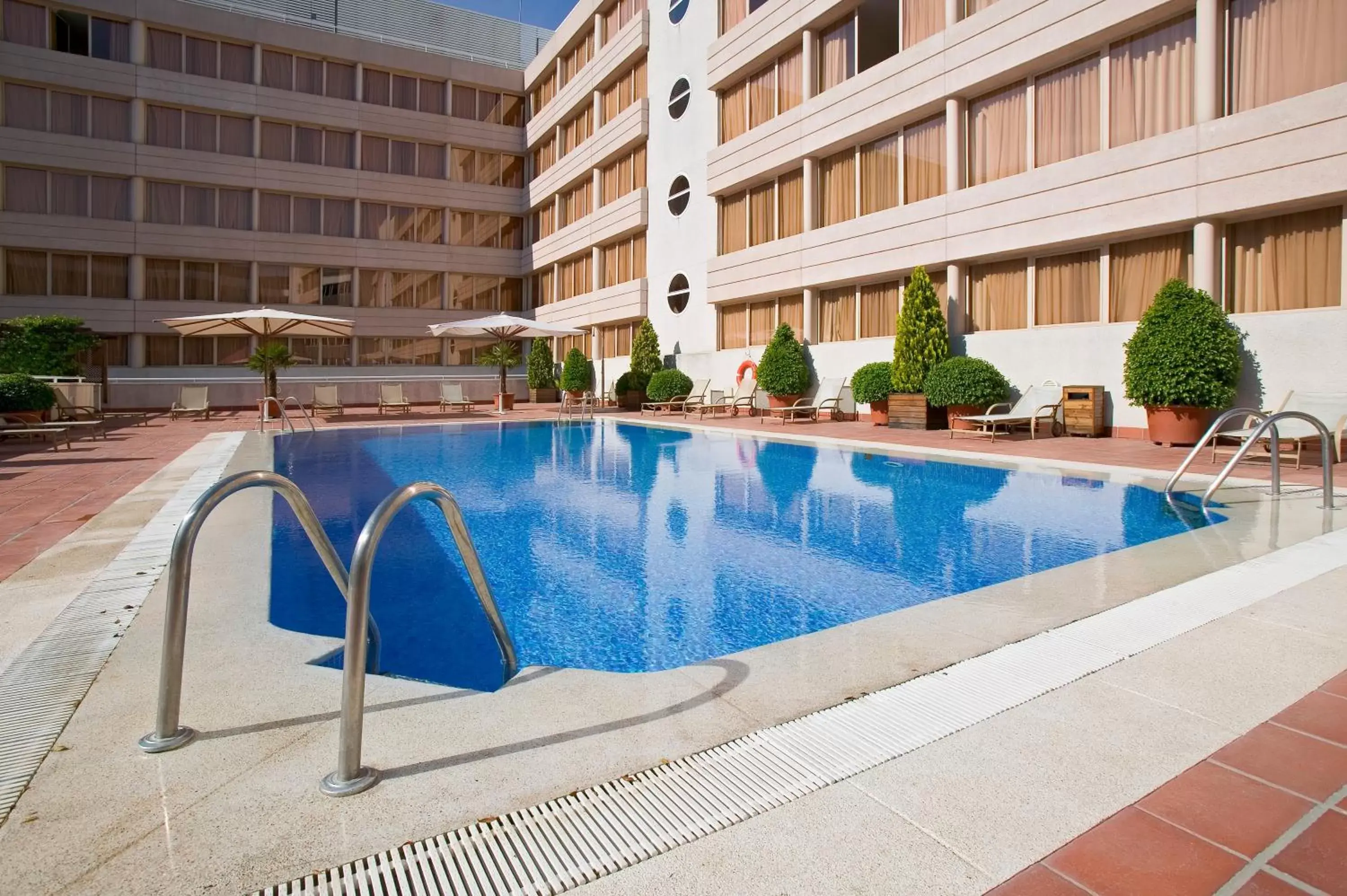 Swimming pool, Property Building in Novotel Campo De Las Naciones