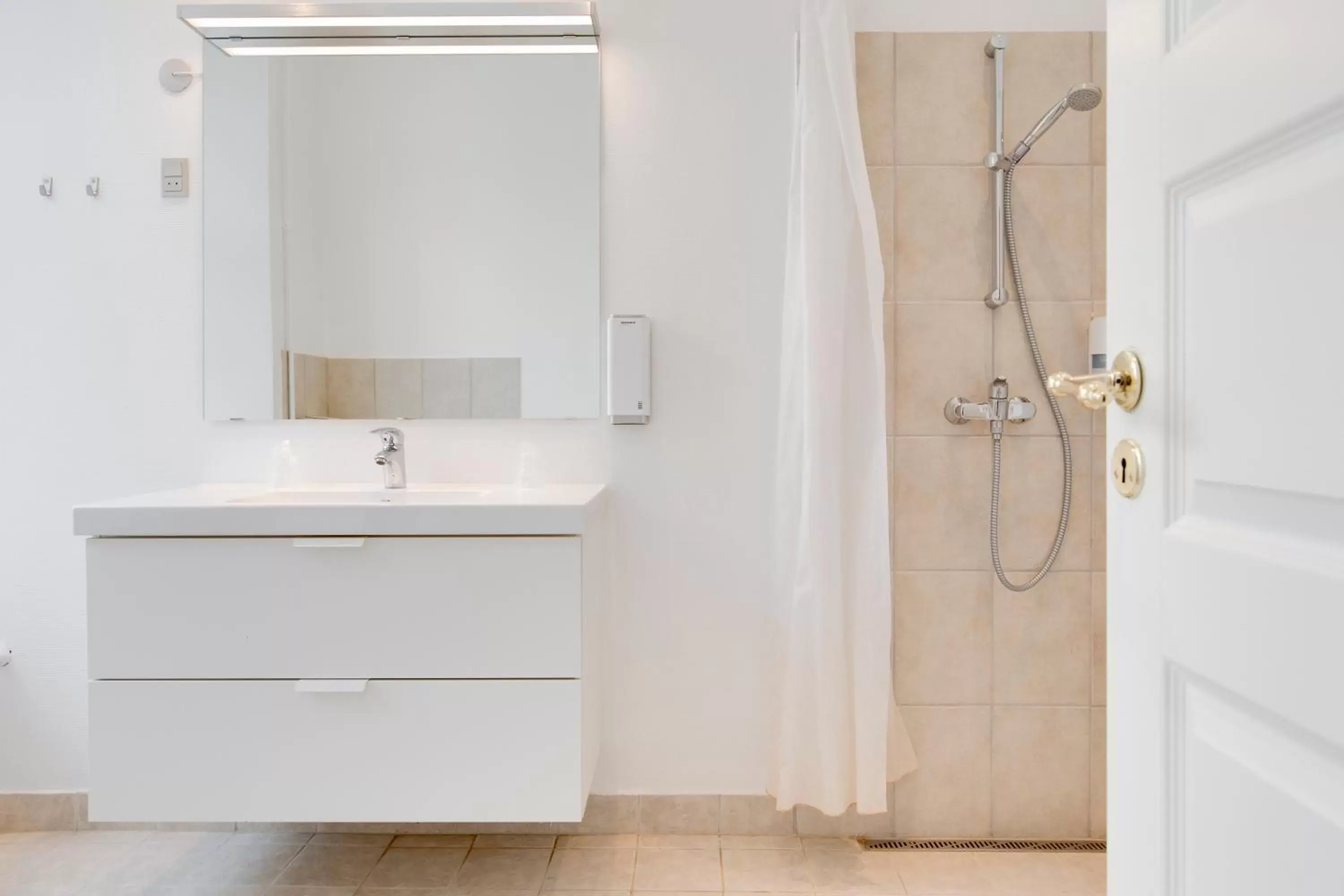 Shower, Bathroom in Helnan Phønix Hotel