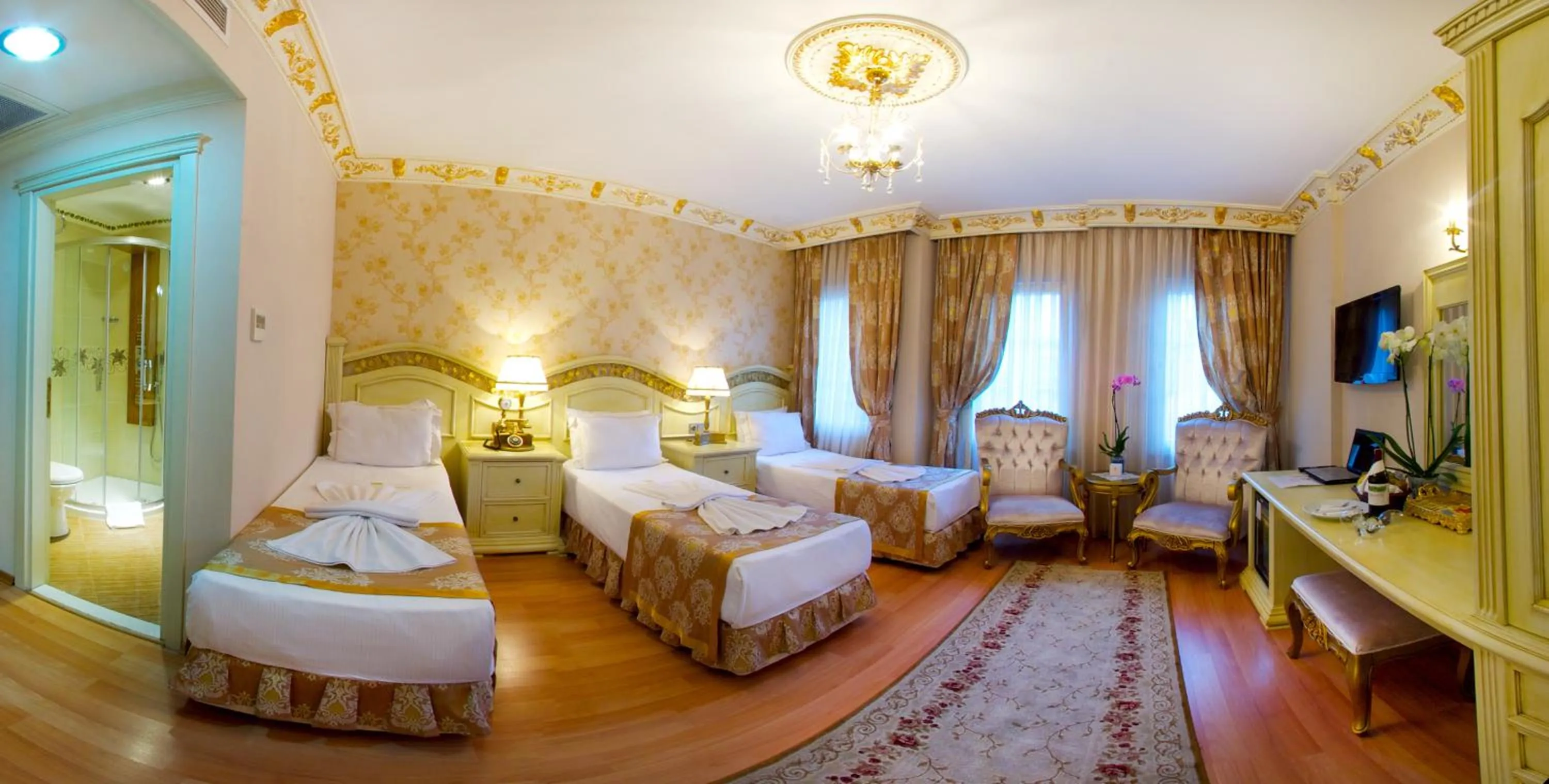 Photo of the whole room, Bed in White House Hotel Istanbul