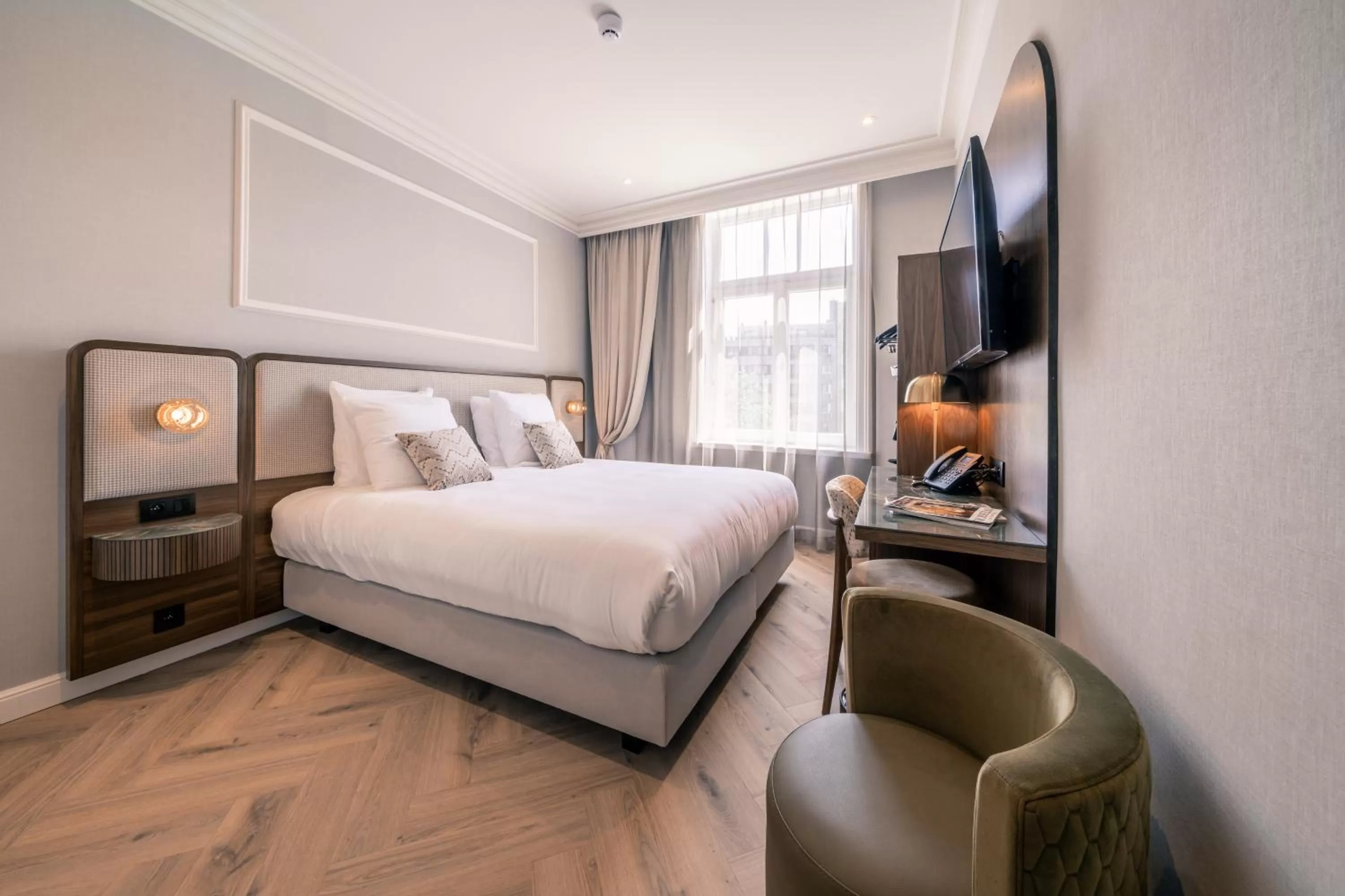 Tiny Cozy Room in Hotel Du Parc