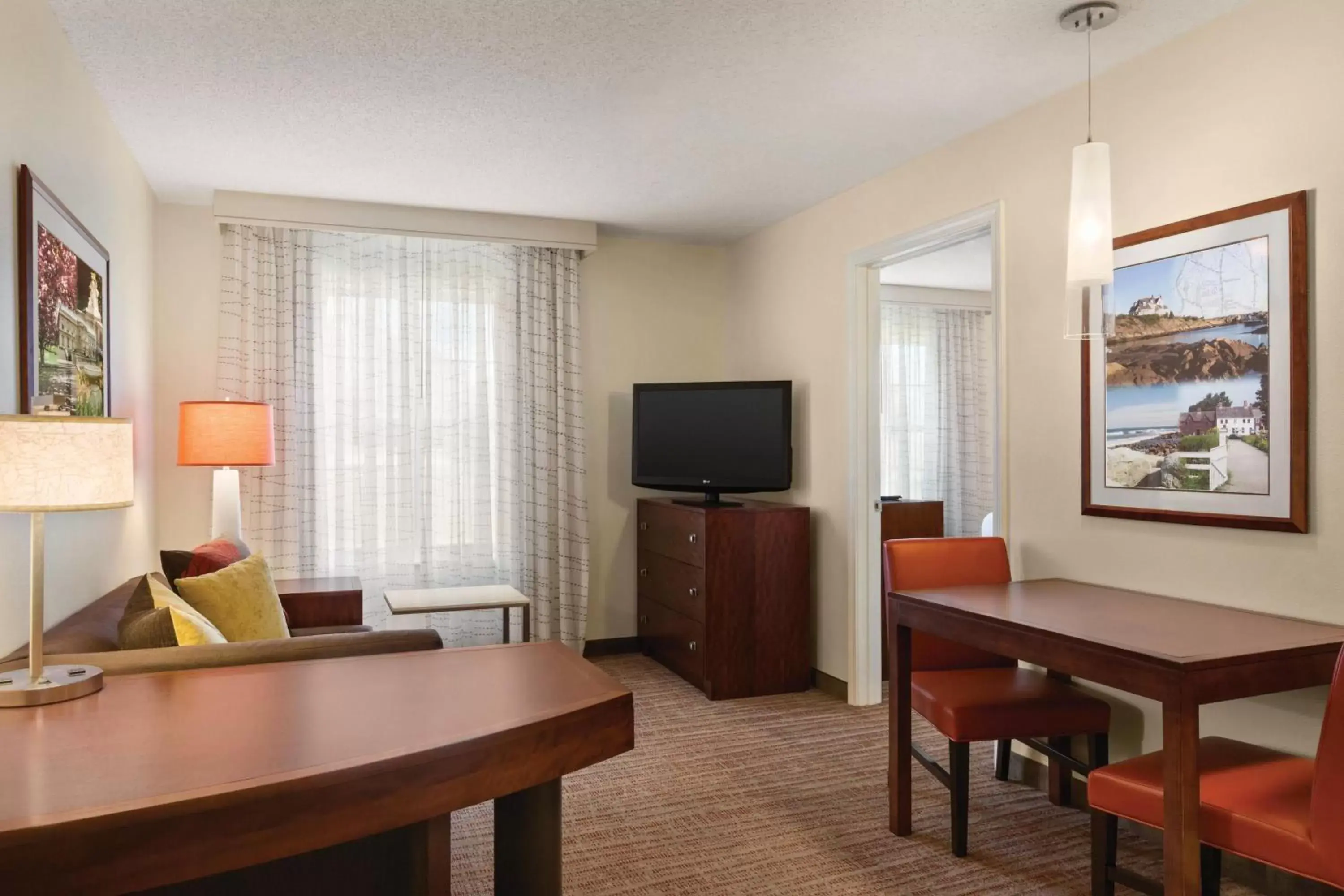 Living room, TV/Entertainment Center in Residence Inn by Marriott Newport Middletown