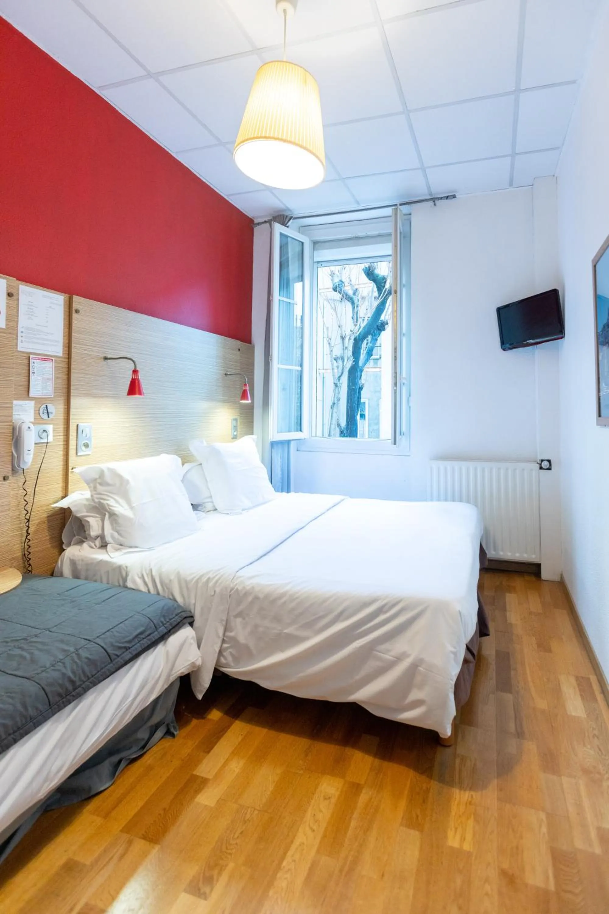 Bed in Hôtel Edmond Rostand