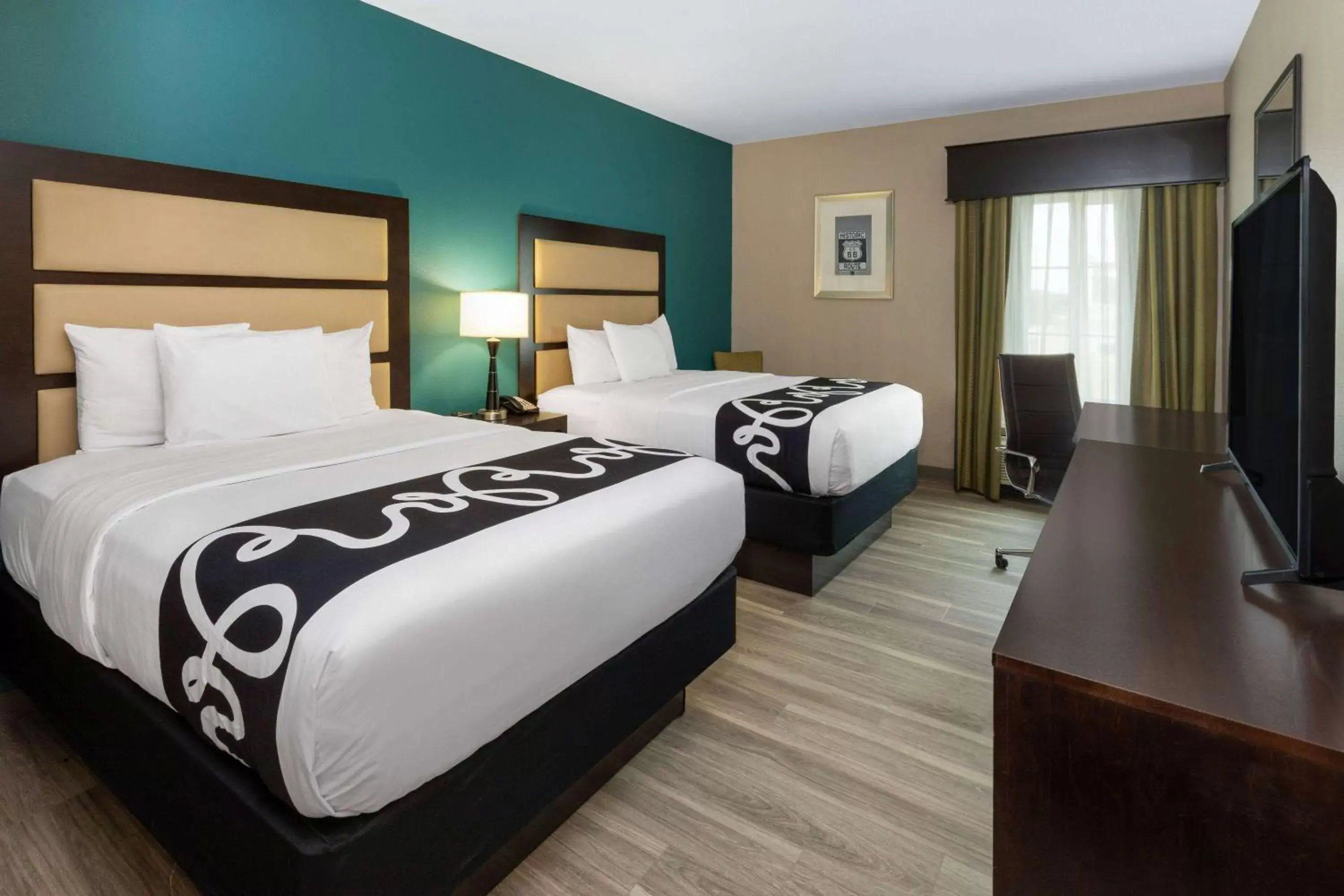 Photo of the whole room, Bed in La Quinta Inn & Suites by Wyndham Durant