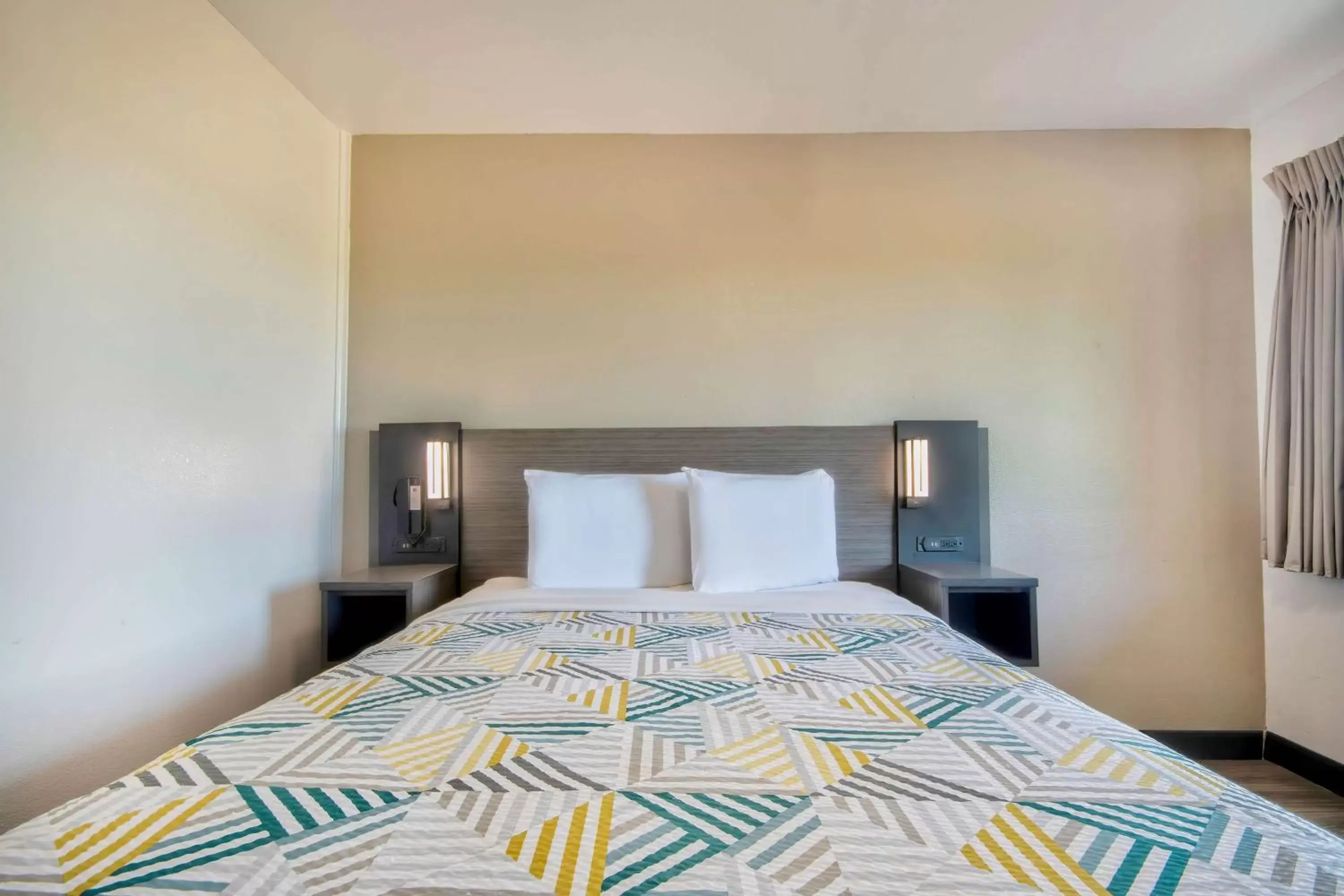 Bedroom, Bed in Motel 6-Russellville, AR Bedroom, Bed in Motel 6-Russellville, AR