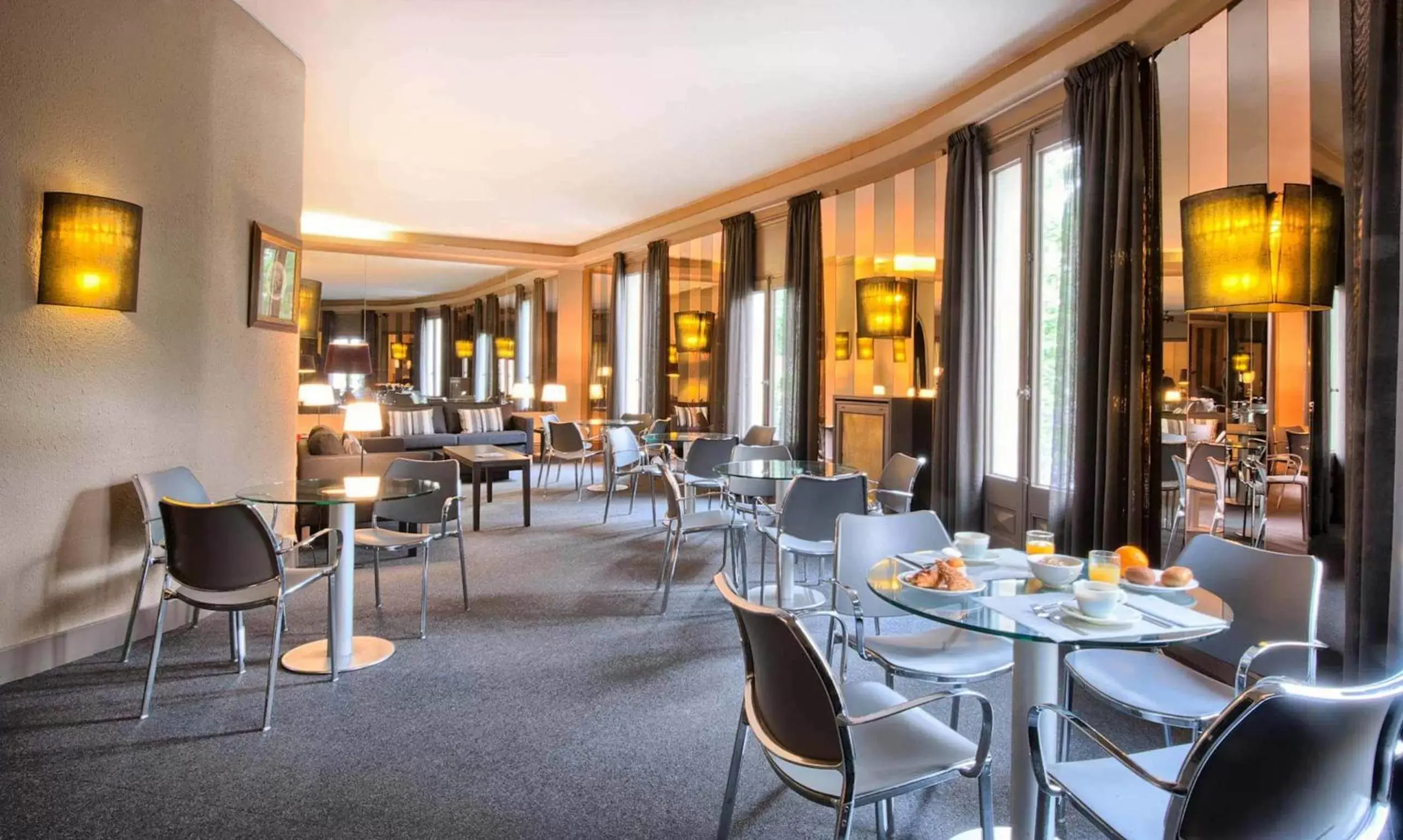 Communal lounge/ TV room, Restaurant/Places to Eat in Hotel Paseo De Gracia