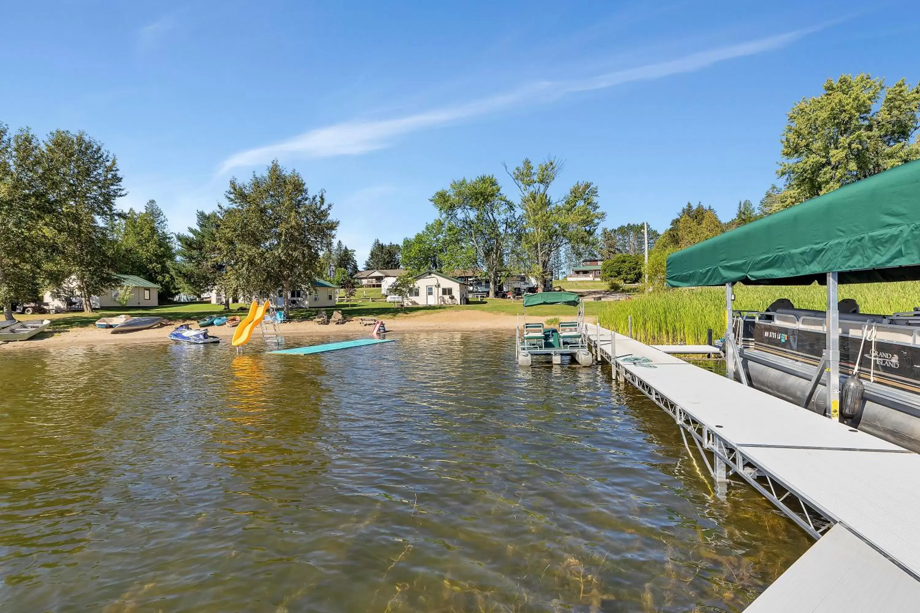 Lake view, Swimming Pool in Blue Moon Resort & Motel