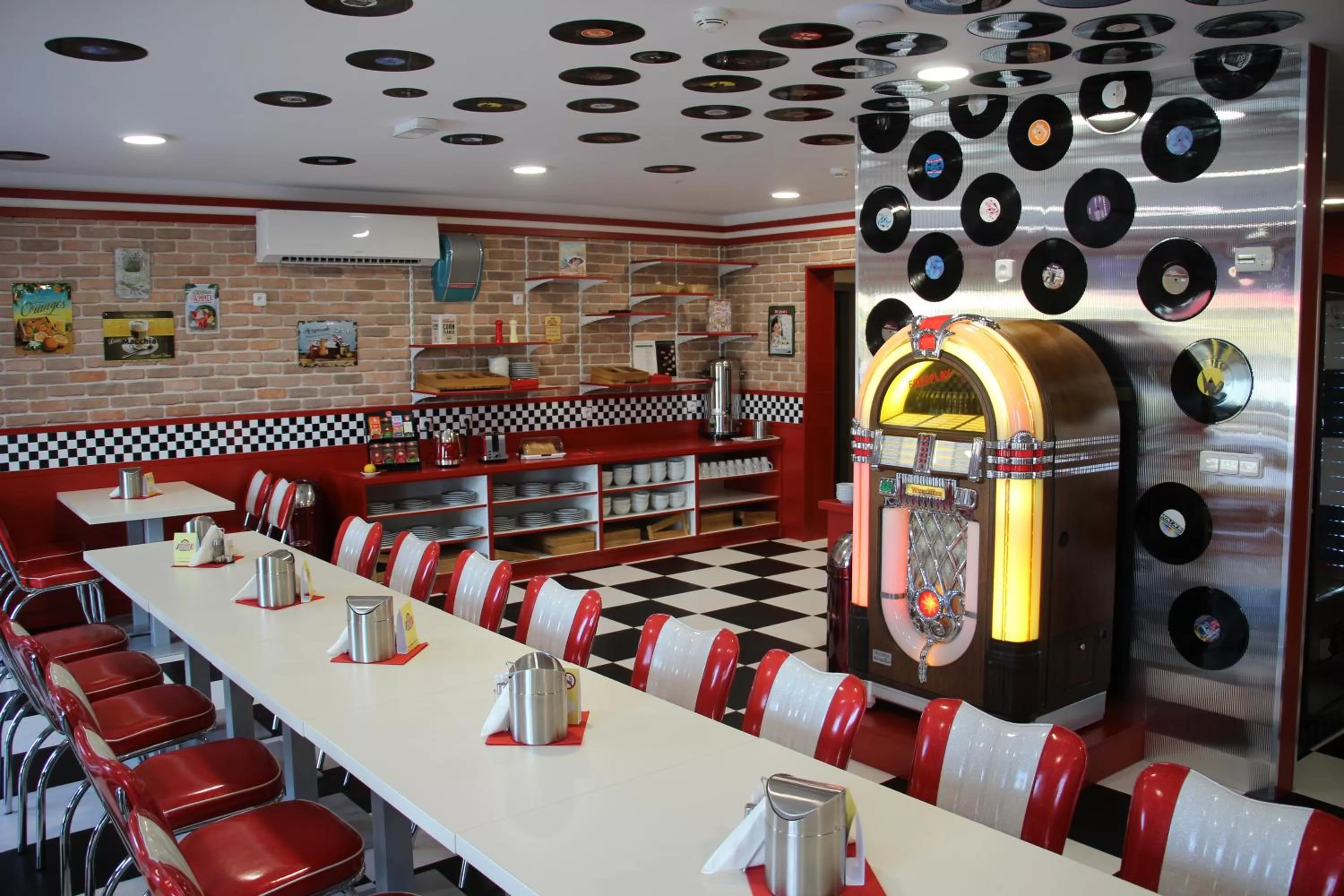Restaurant/places to eat in Jukebox Hotel