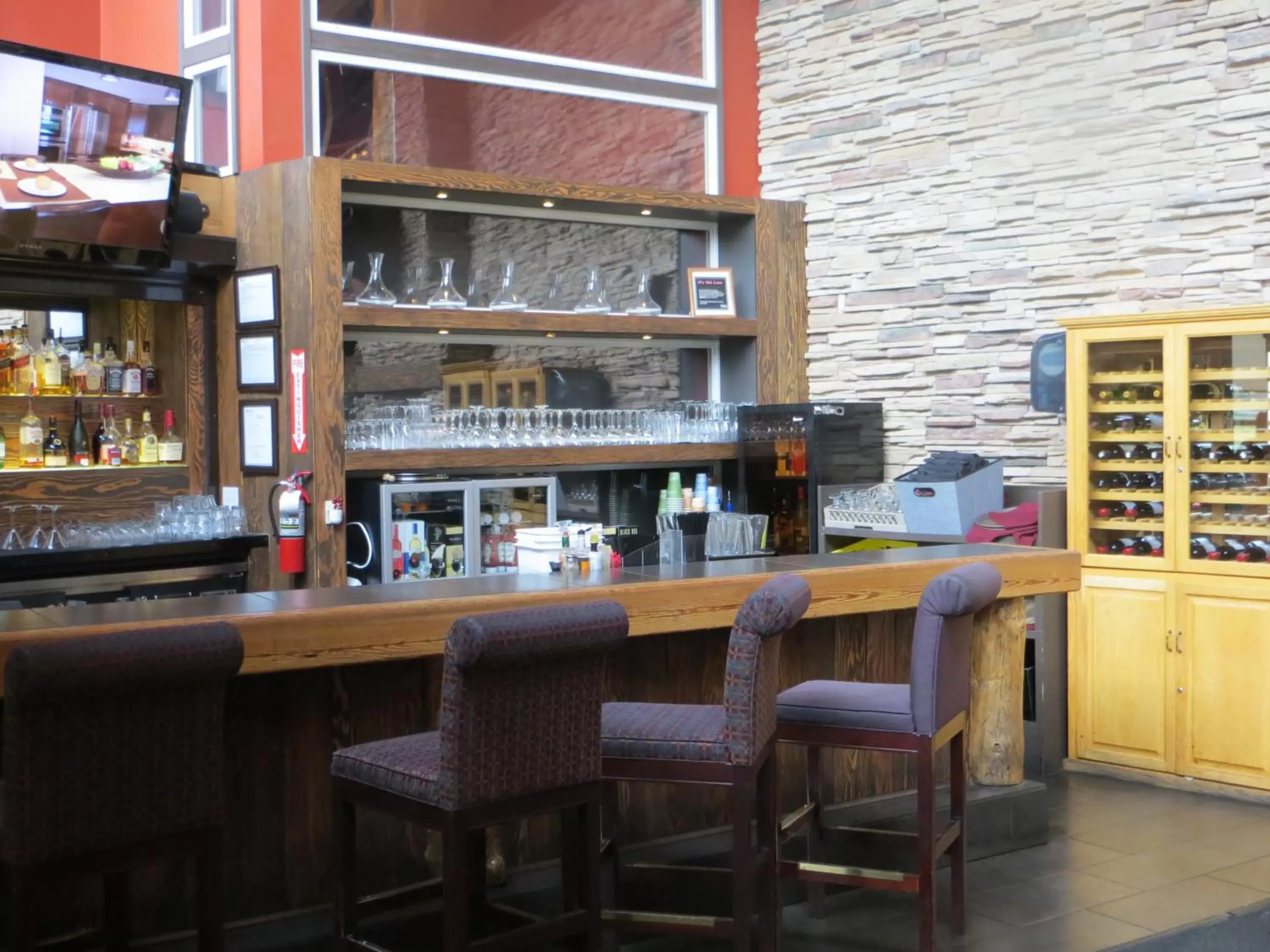 Lounge or bar in Waterton Lakes Lodge Resort