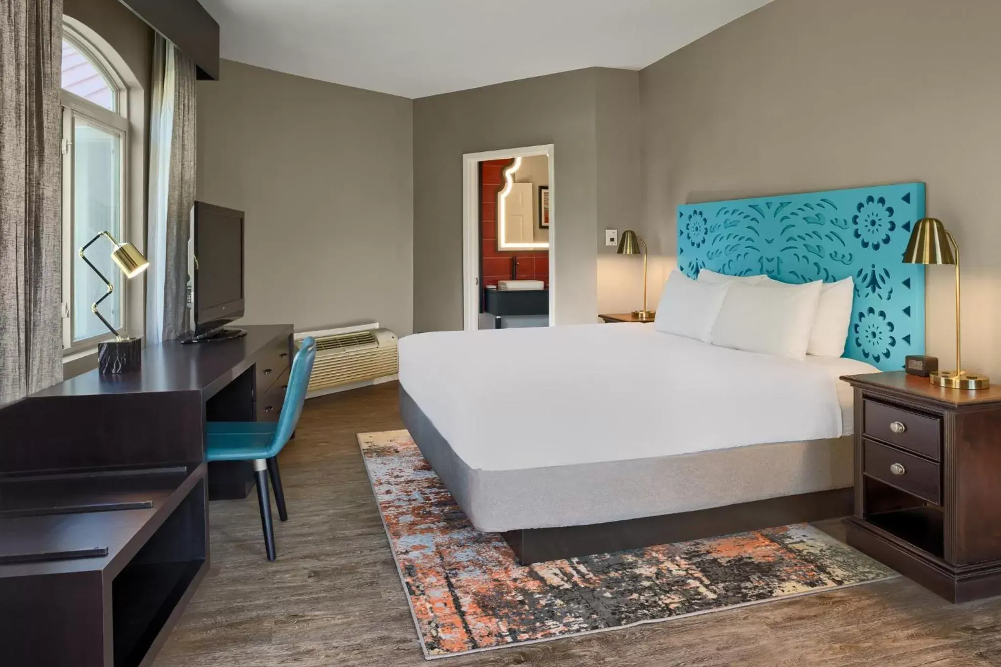 Photo of the whole room, Bed in Hotel Indigo San Antonio Riverwalk, an IHG Hotel