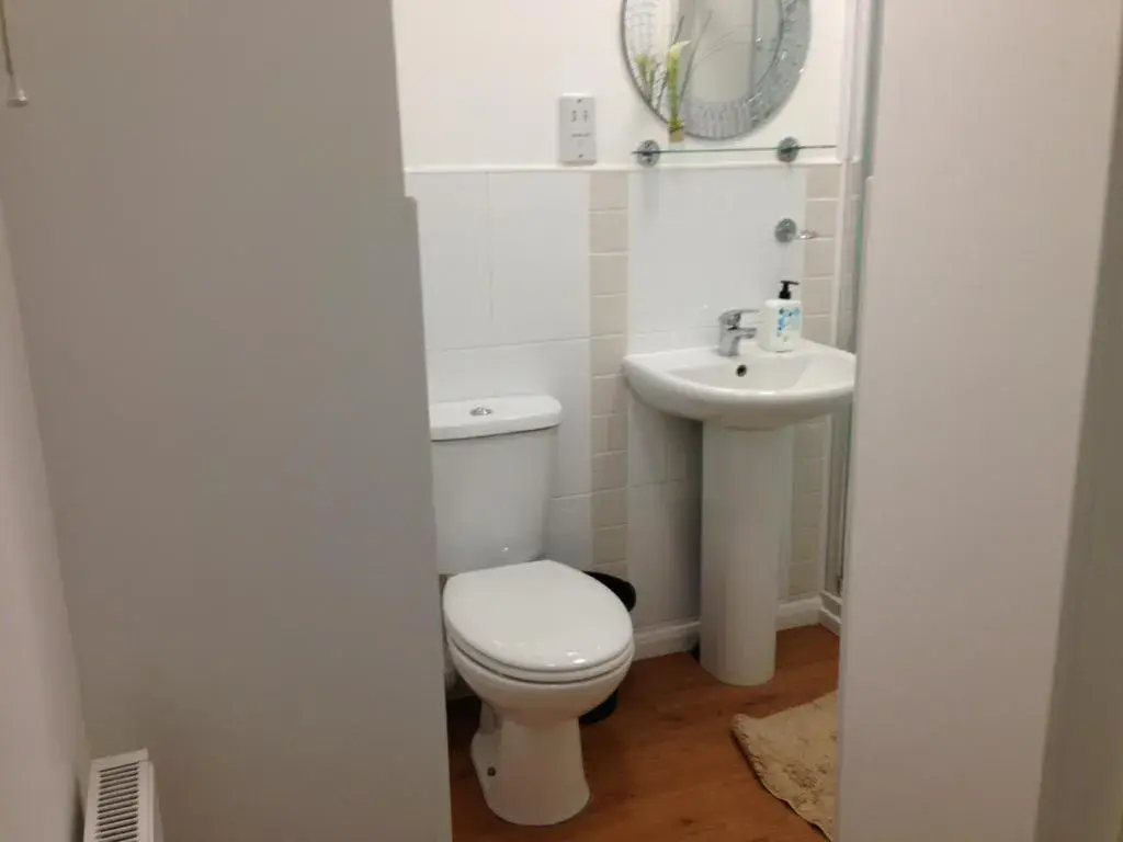 Small Single Room in Apple House Guesthouse Heathrow Airport