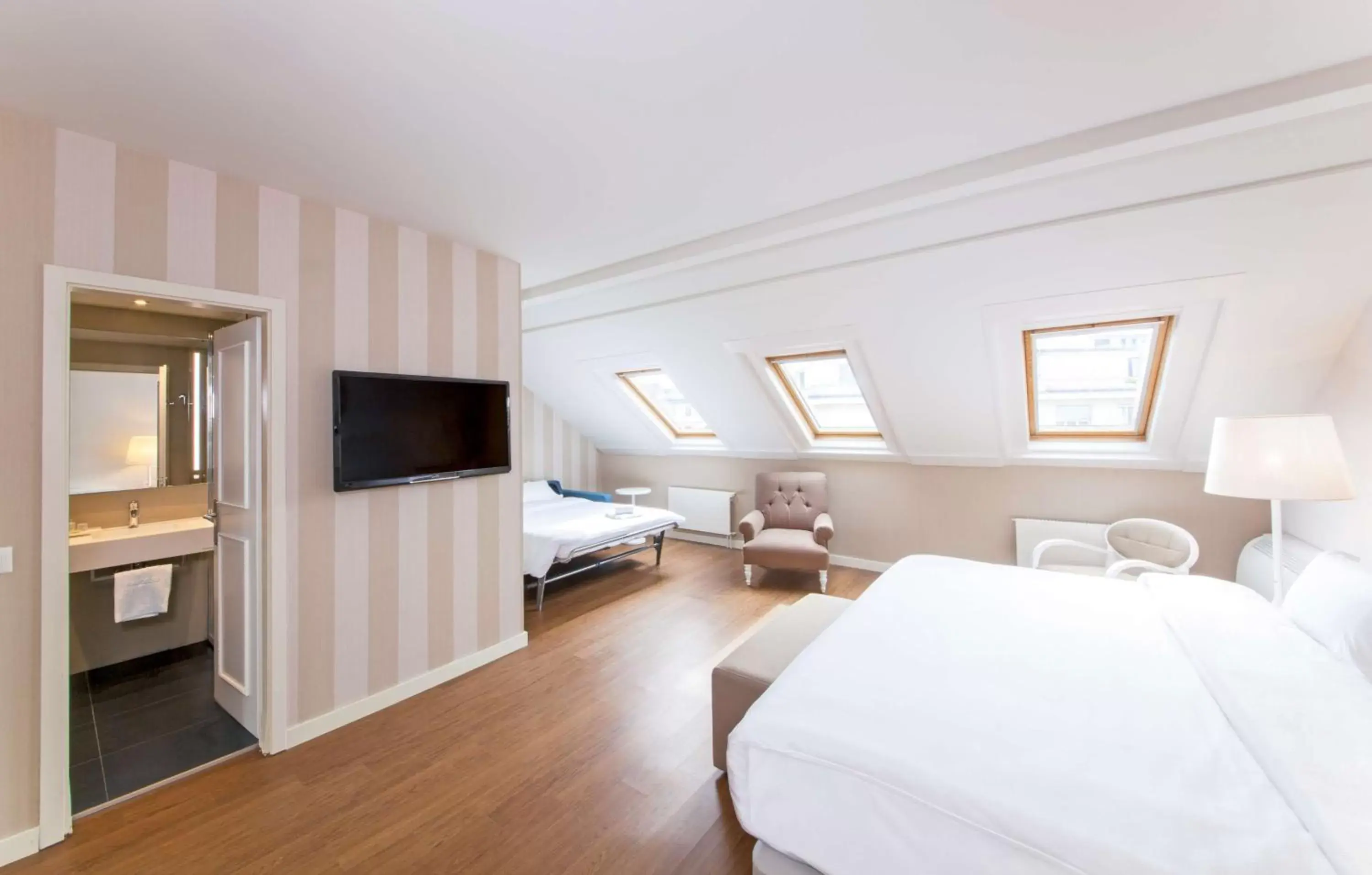 Photo of the whole room, Bed in NH Geneva City