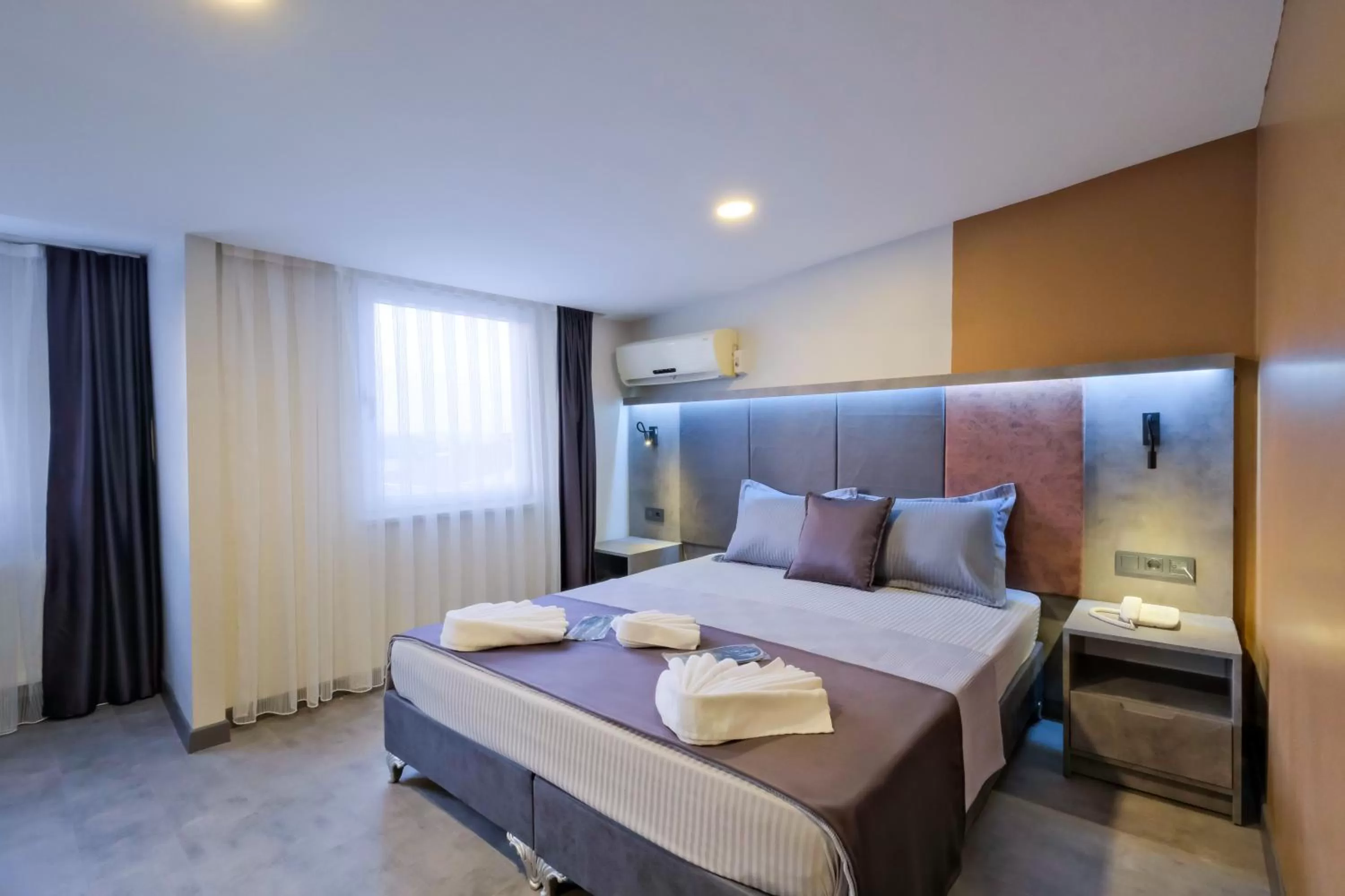 Photo of the whole room, Bed in The Queen Hotel