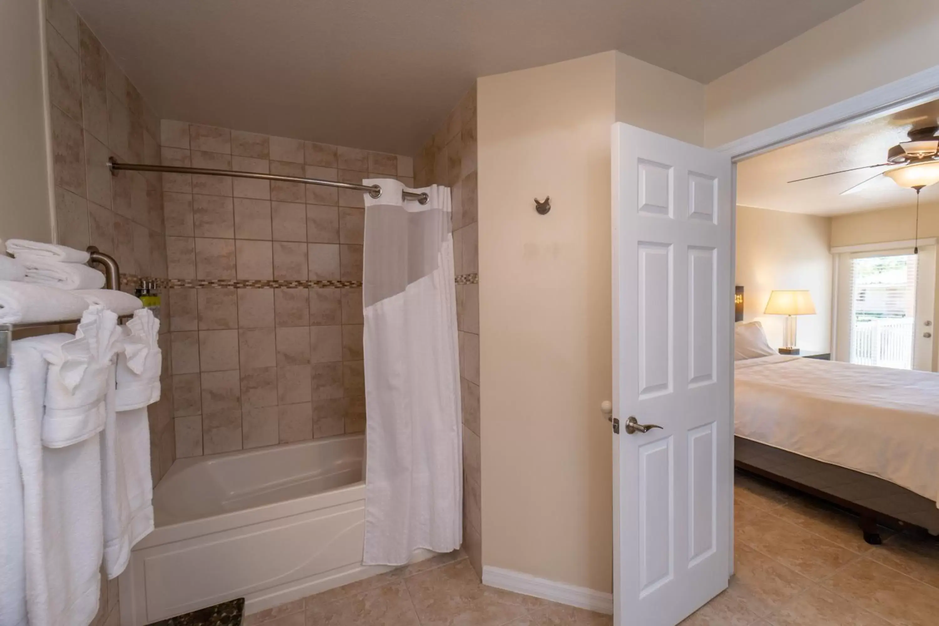 Shower, Bed in Holiday Inn Resort Grand Cayman by IHG Shower, Bed in Holiday Inn Resort Grand Cayman by IHG