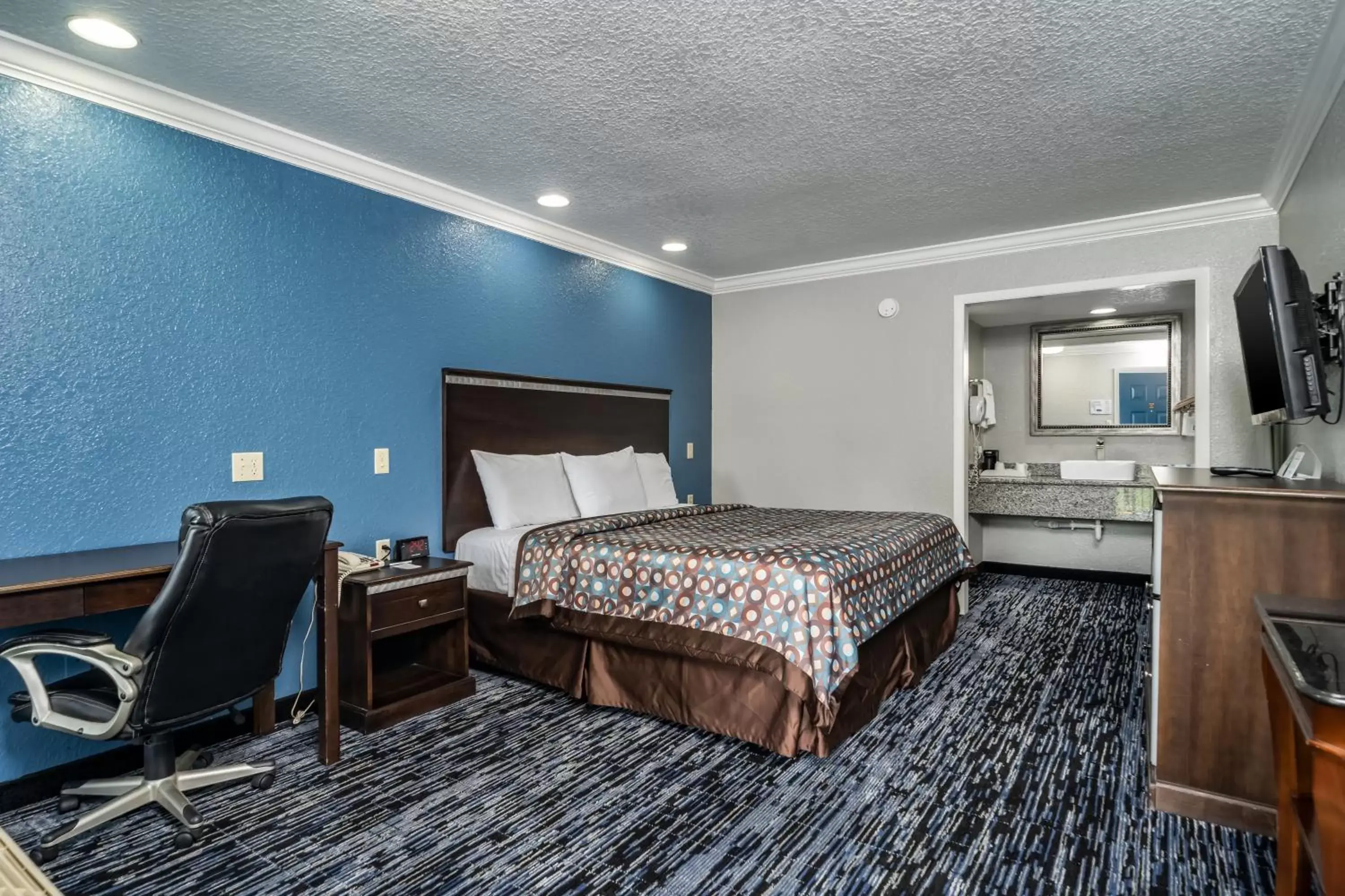 Photo of the whole room, Bed in GatorTown Inn Photo of the whole room, Bed in GatorTown Inn