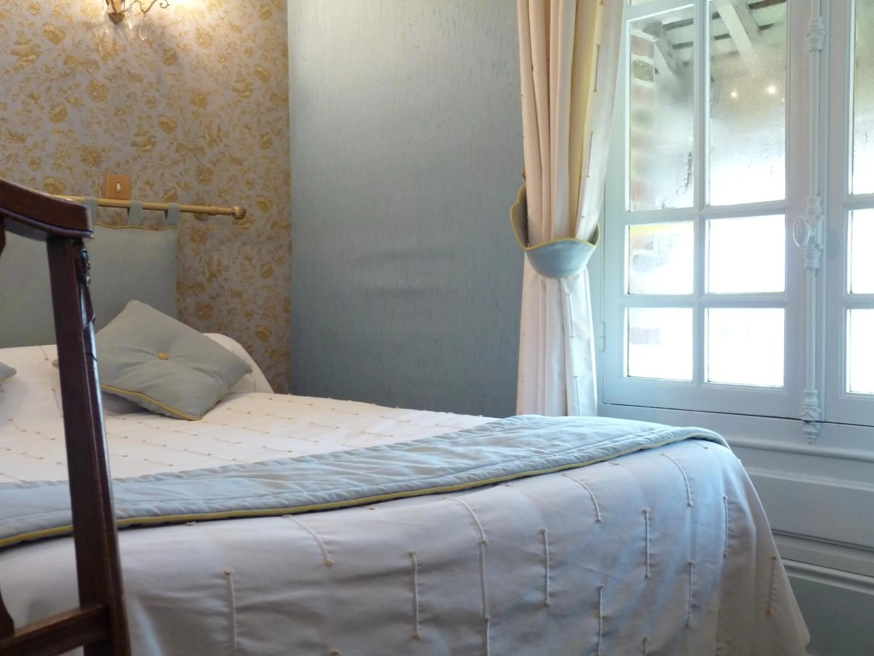 Bed in Château de la Râpée Hôtel restaurant