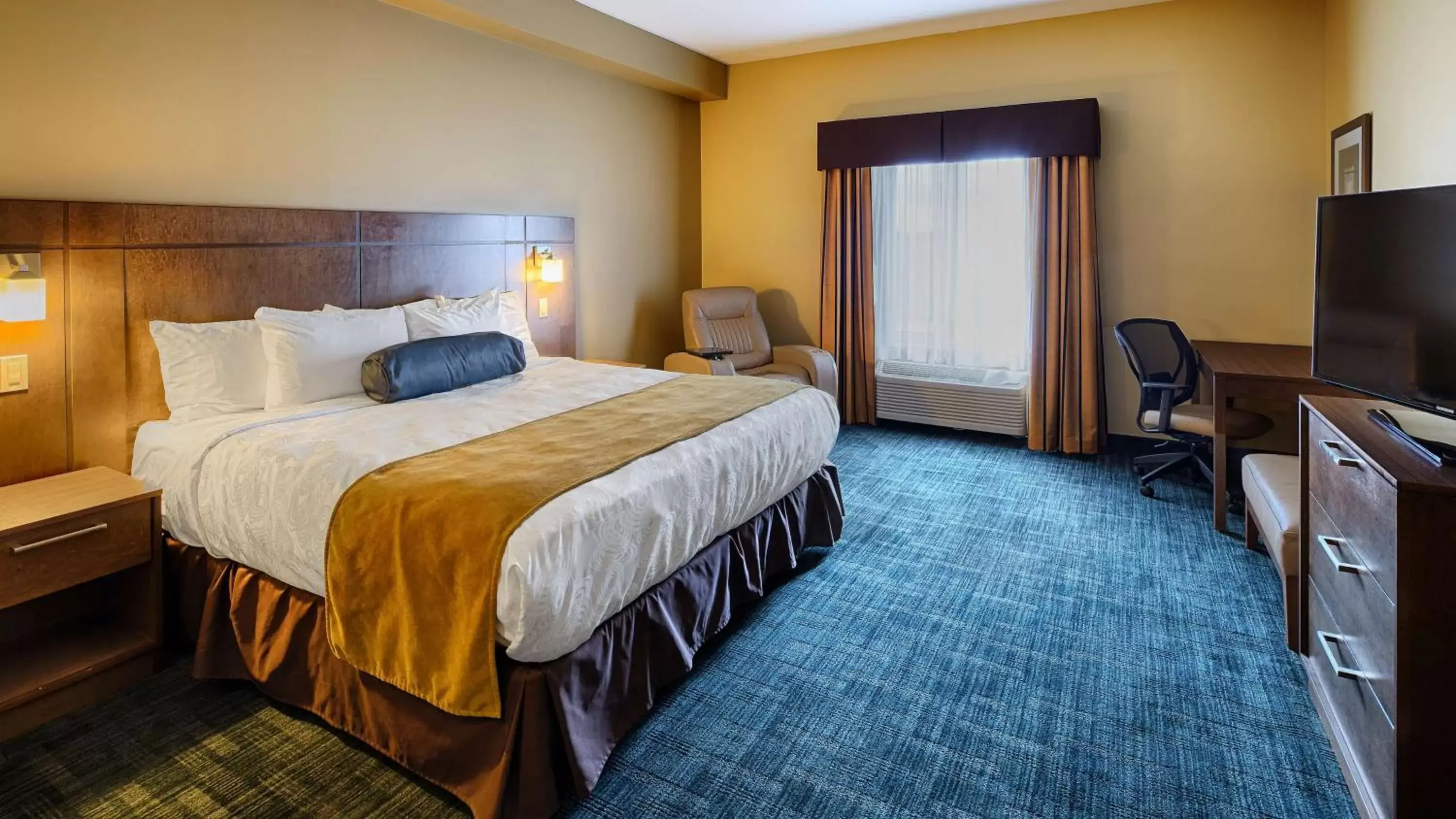 Photo of the whole room, Bed in Best Western Plus Winnipeg West