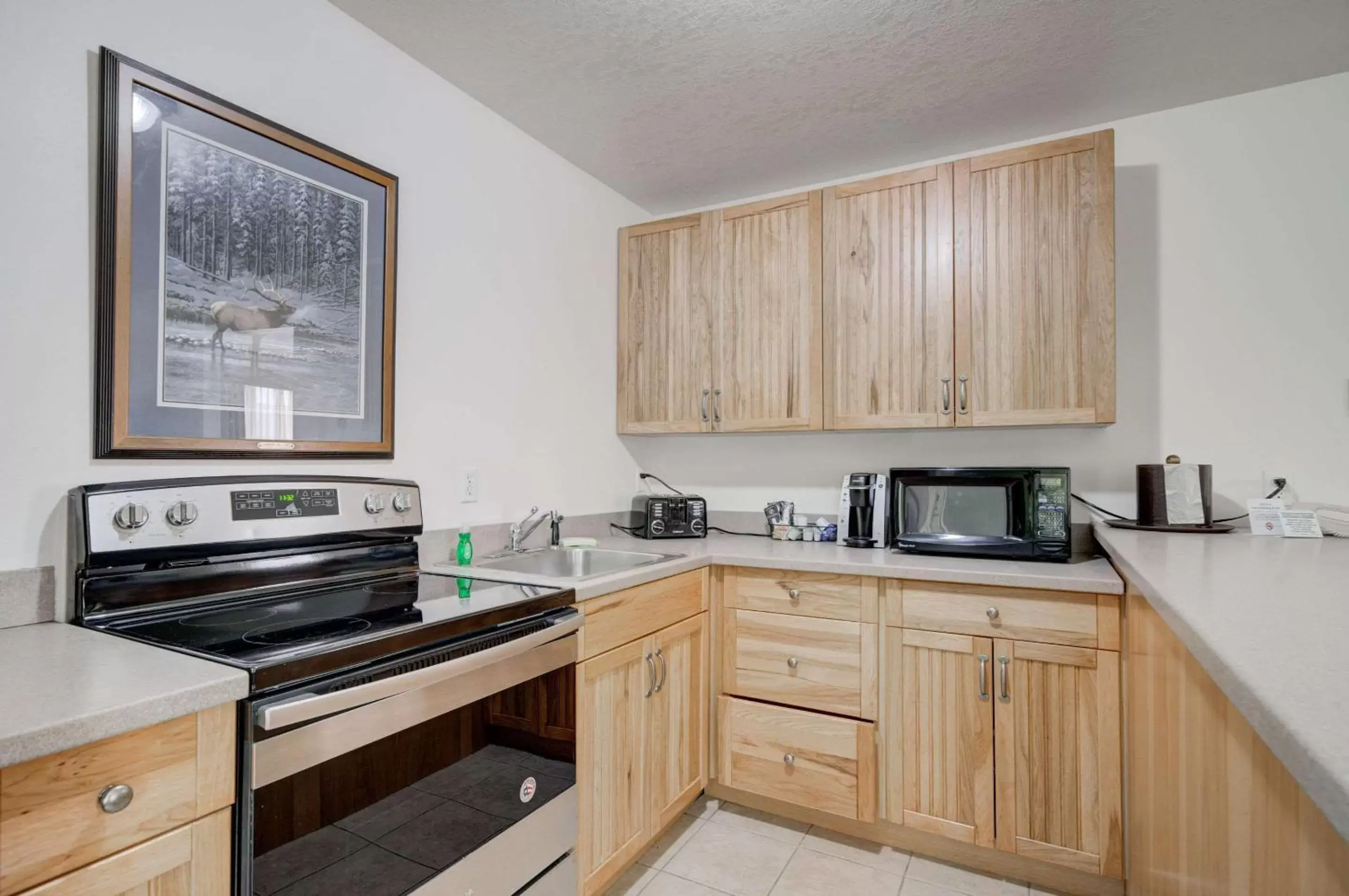 Bedroom, Kitchen/Kitchenette in The Ridgeline Hotel at Yellowstone, Ascend Hotel Collection