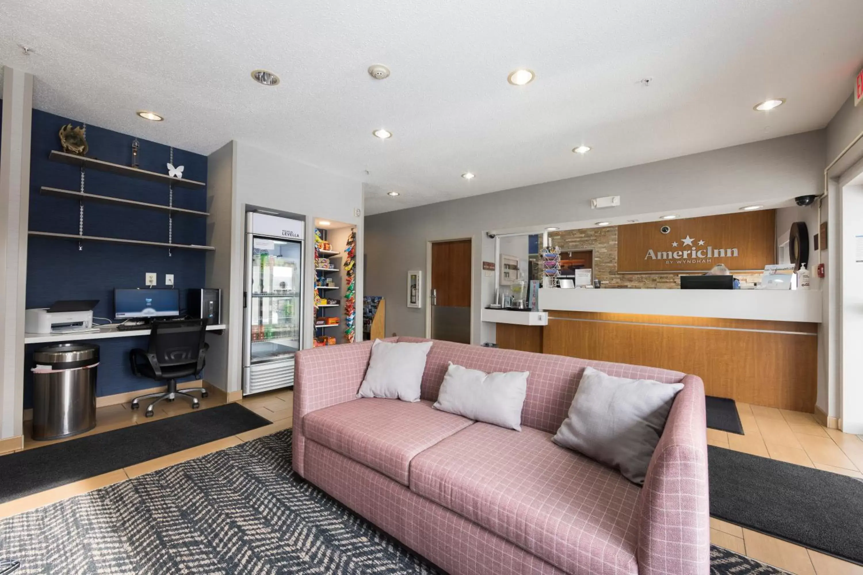 Lobby or reception, Seating Area in AmericInn by Wyndham Duluth