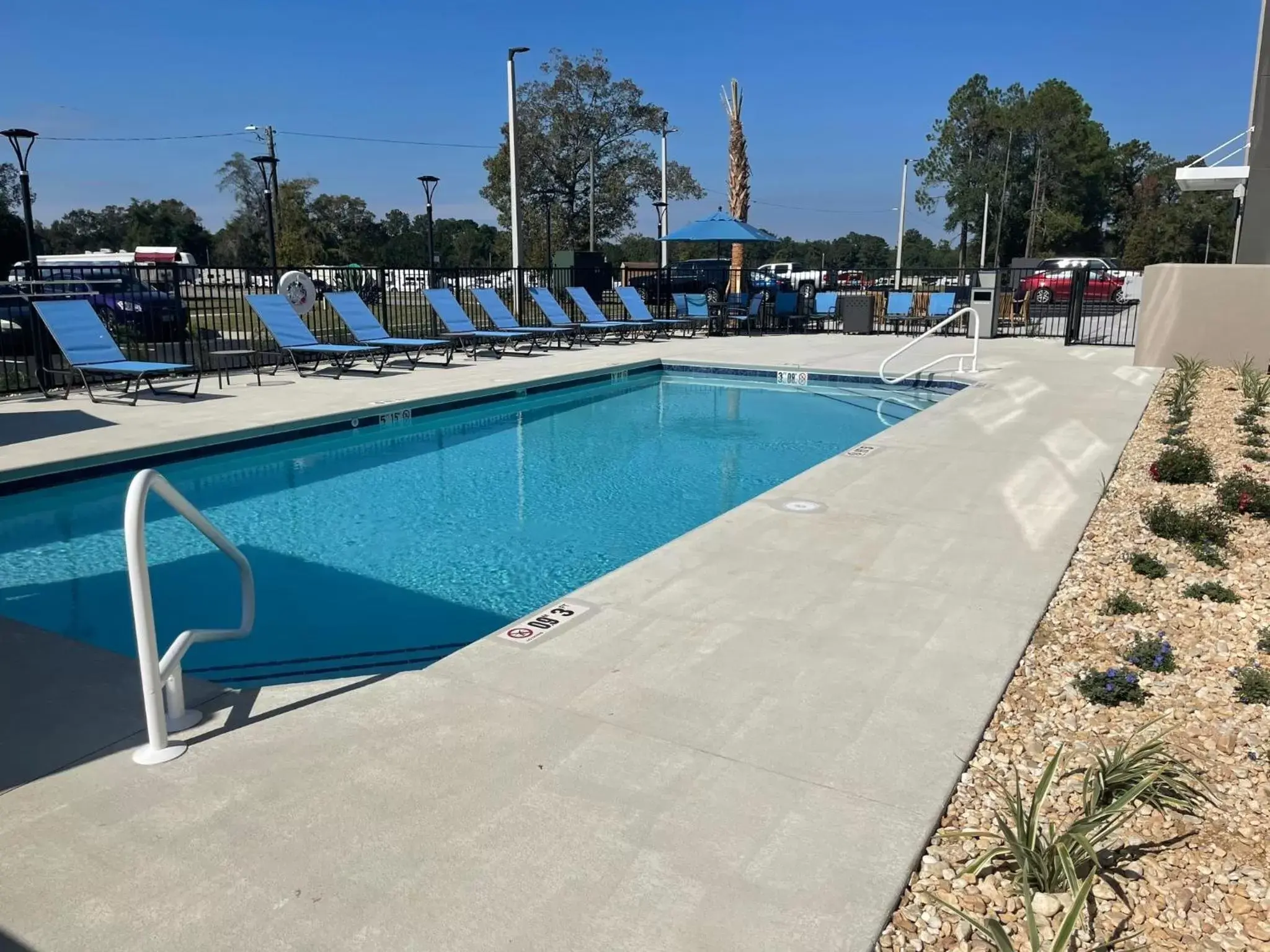 Swimming Pool in La Quinta Inn & Suites by Wyndham Valdosta