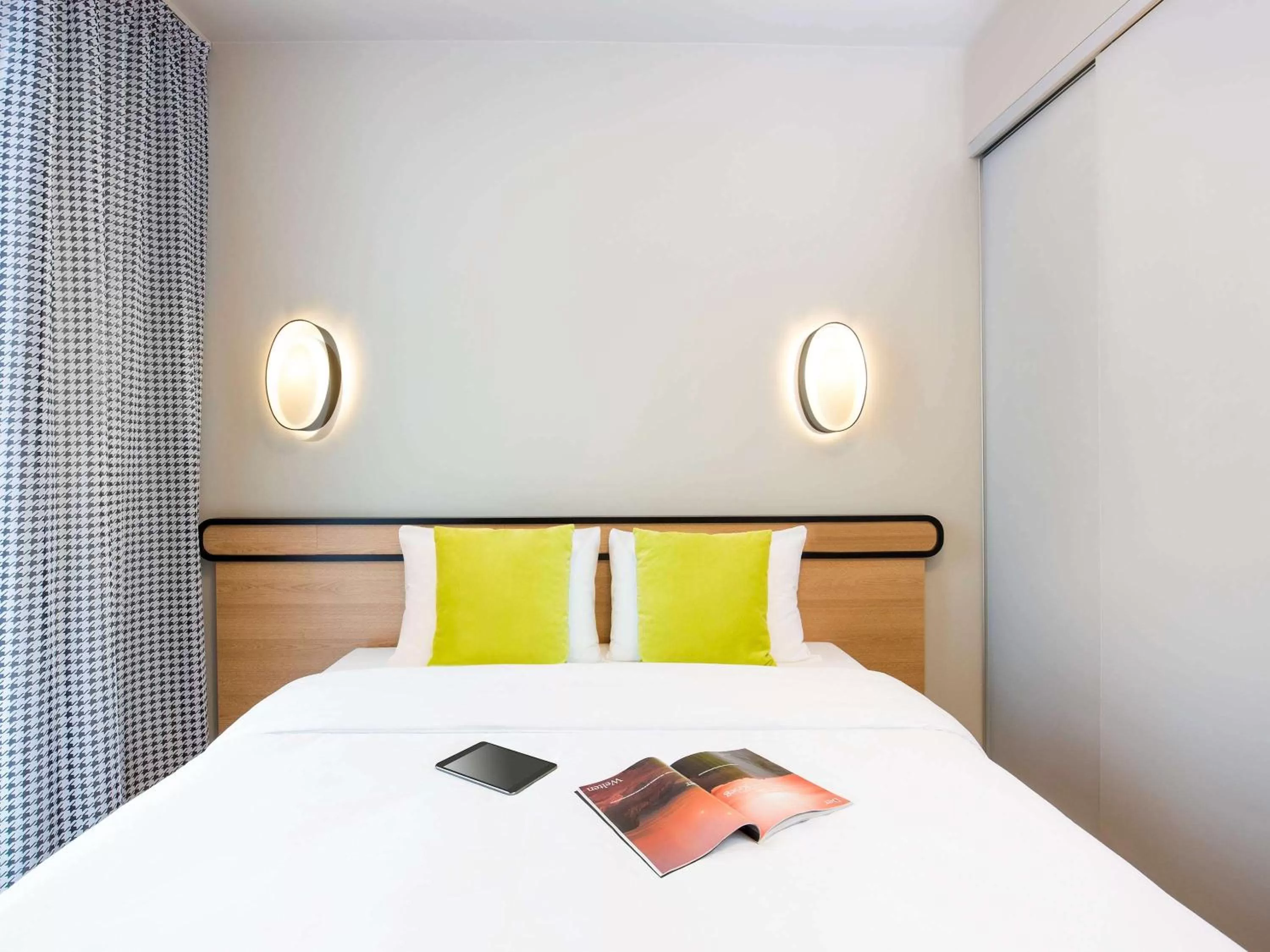 Property building, Bed in Aparthotel Adagio access München City Olympiapark
