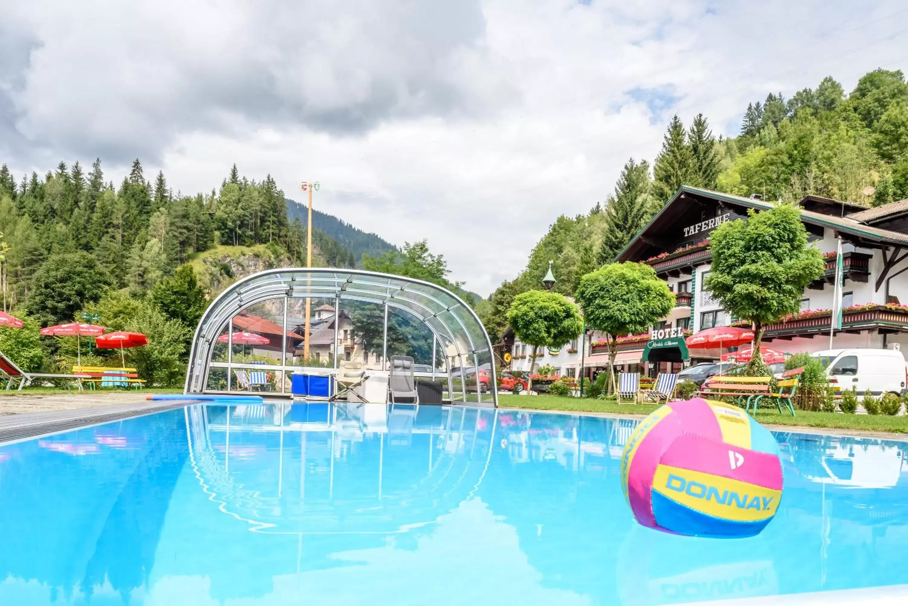 Swimming pool in Hotel & Gasthof Taferne