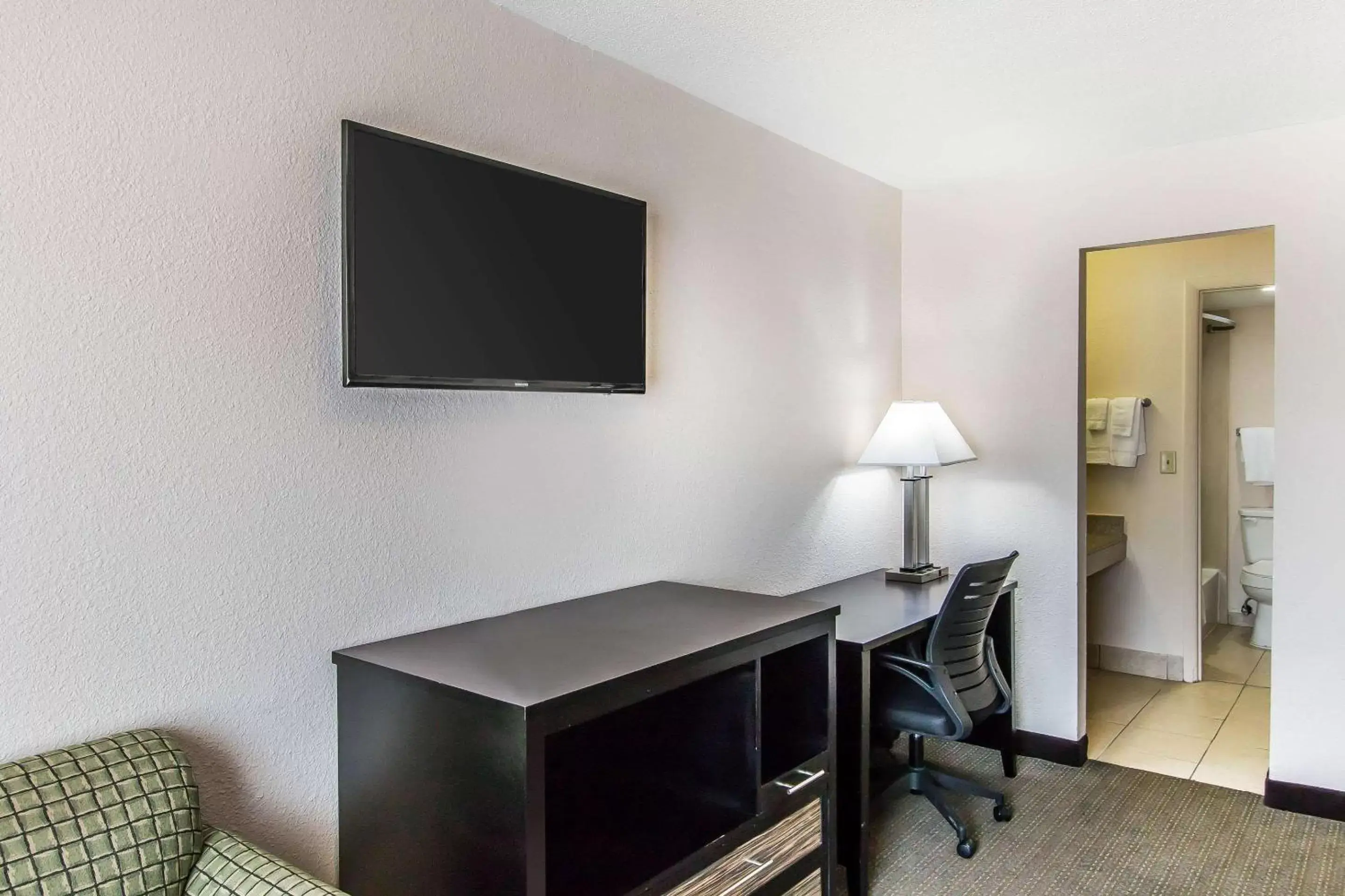 Photo of the whole room, TV/Entertainment Center in Quality Inn Hinesville - Fort Stewart Area, Kitchenette Rooms - Pool - Guest Laundry