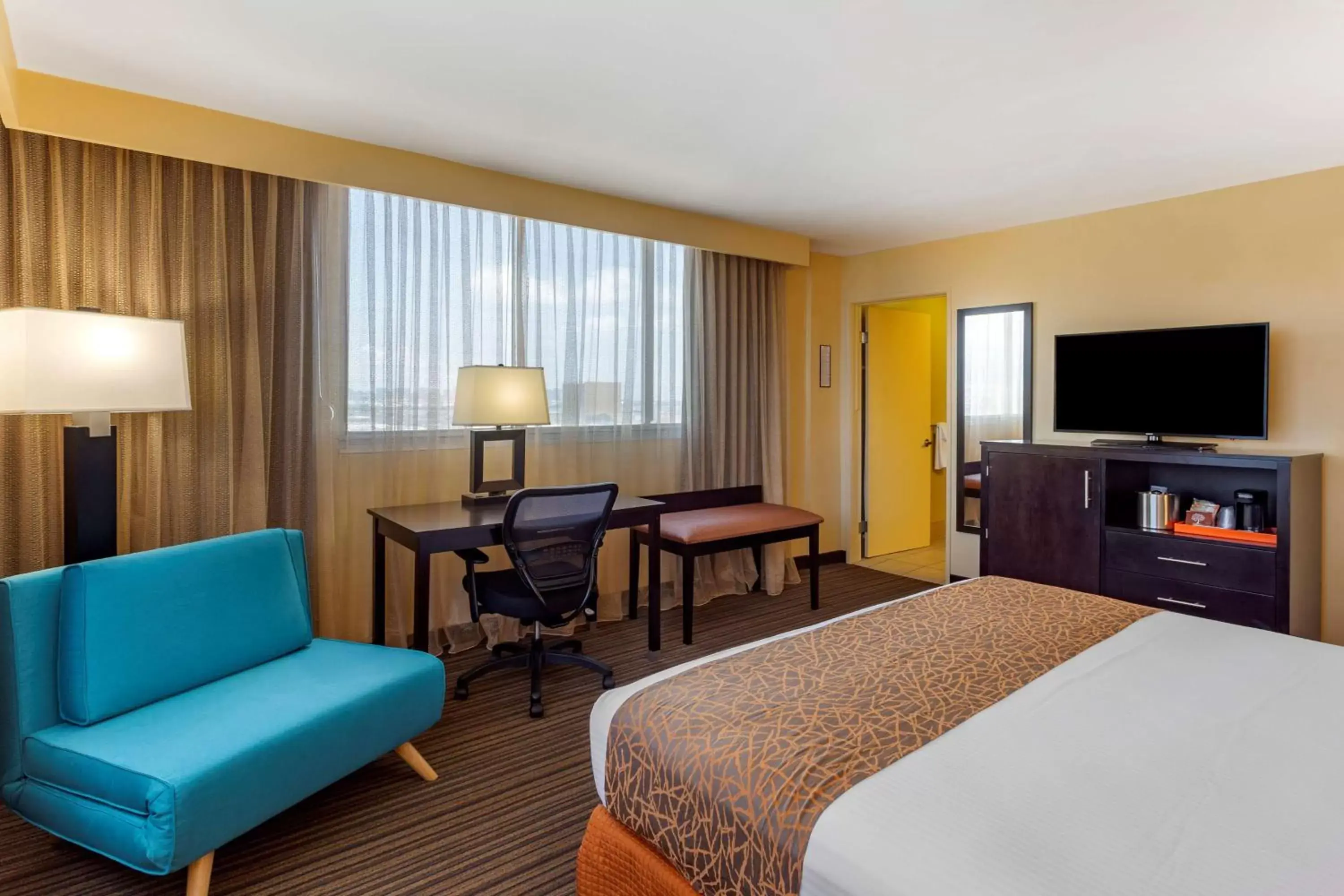 Bedroom, TV/Entertainment Center in Best Western The Plaza Hotel - Free Breakfast