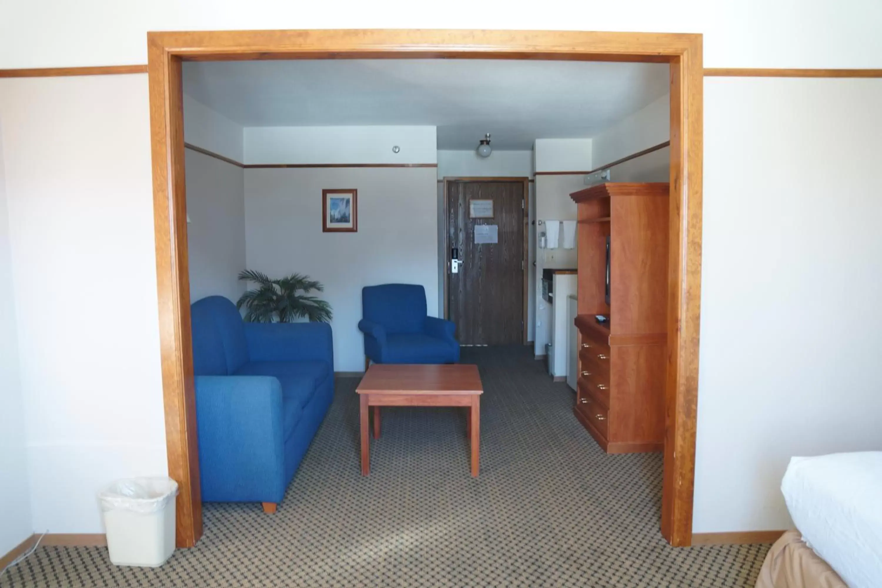 Bedroom, Seating Area in Luxury Inn & Suites