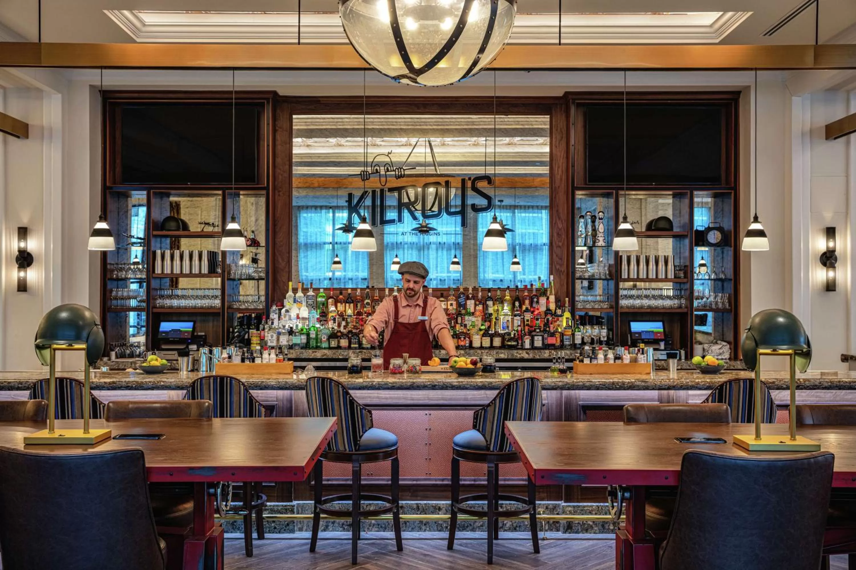 Lounge or bar in The Higgins Hotel New Orleans, Curio Collection by Hilton