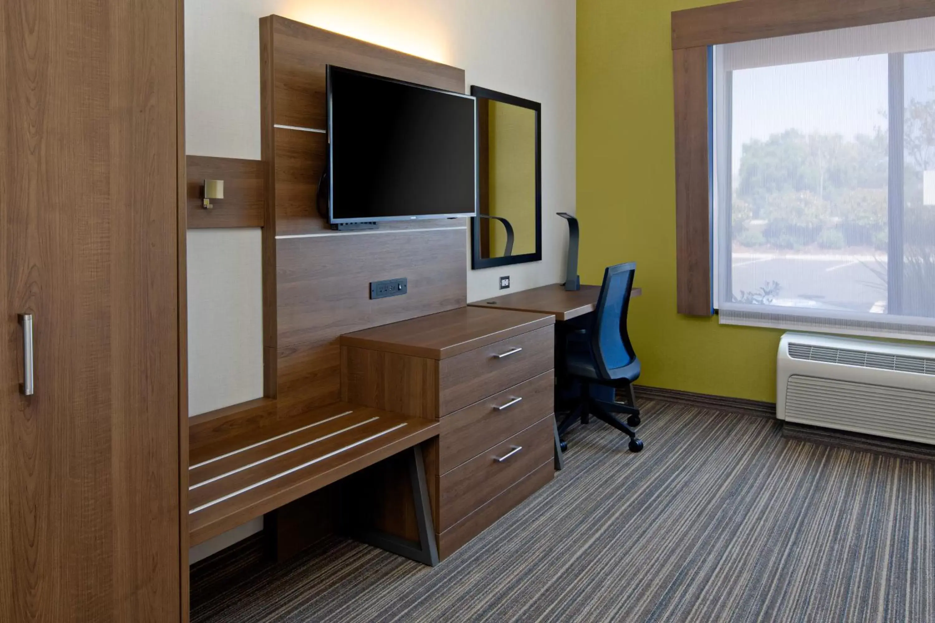 Photo of the whole room, TV/Entertainment Center in Holiday Inn Express Hotel & Suites Atascadero, an IHG Hotel