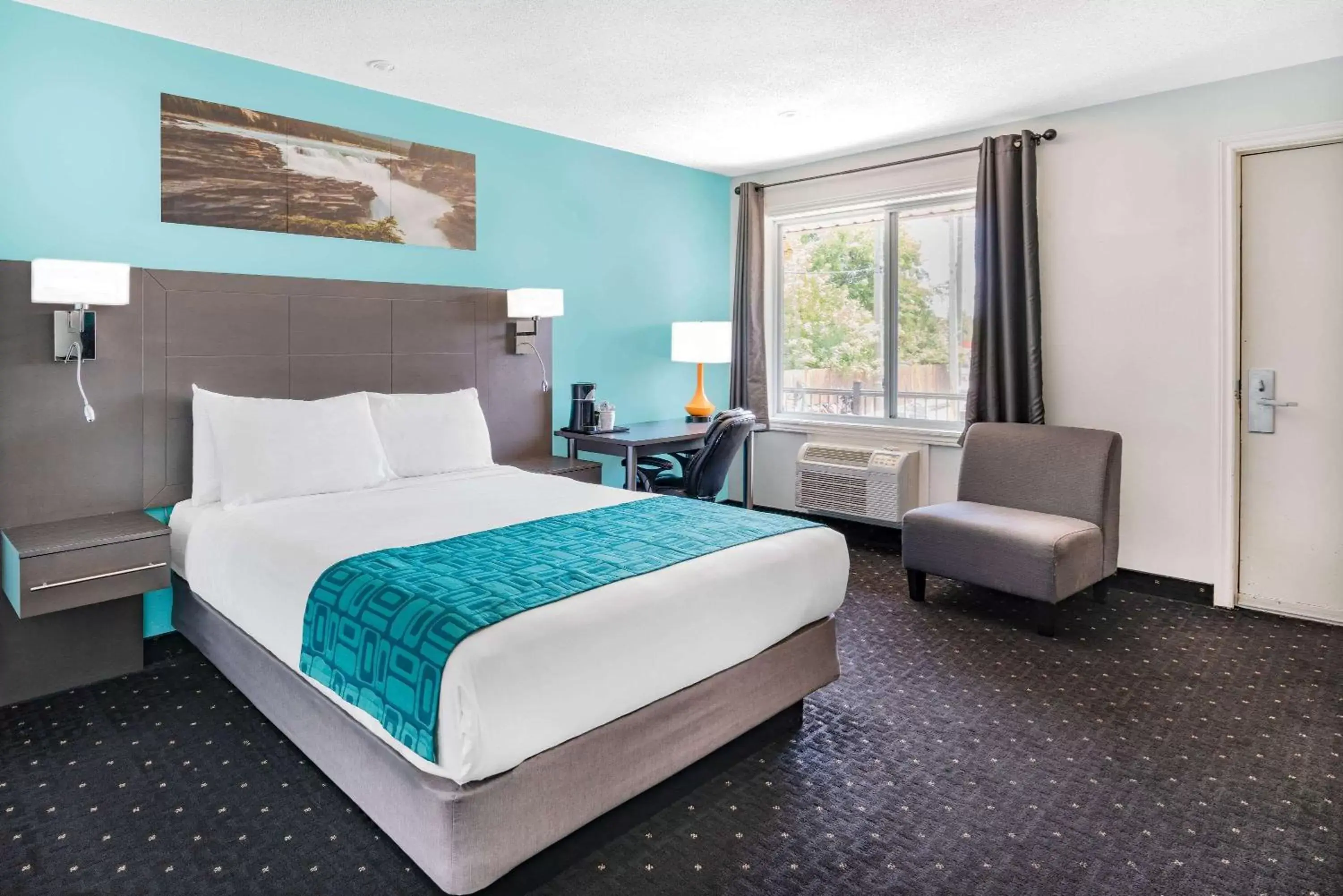 Photo of the whole room, Bed in Howard Johnson by Wyndham Gananoque