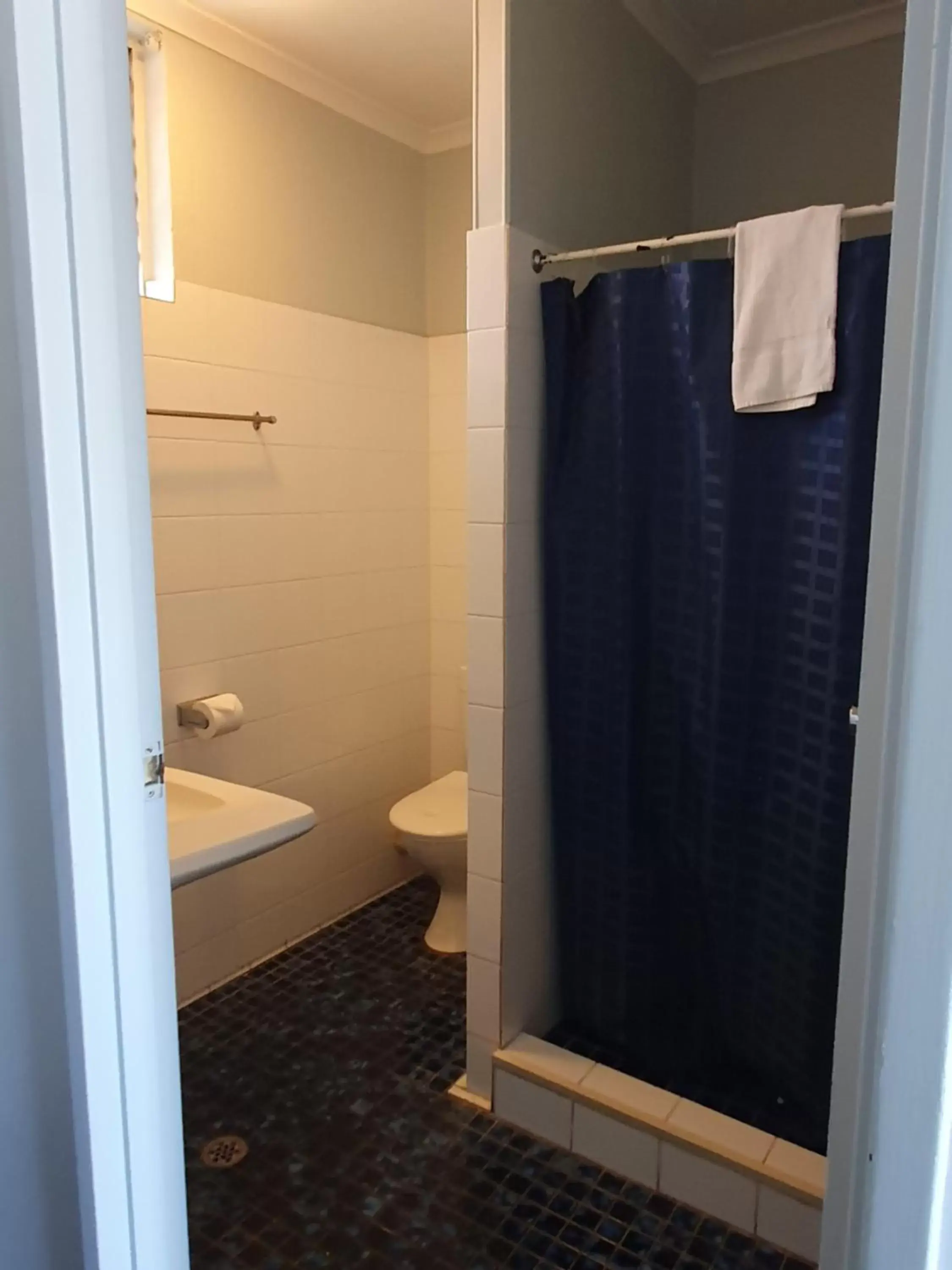Shower, Bathroom in Kooyong Hotel