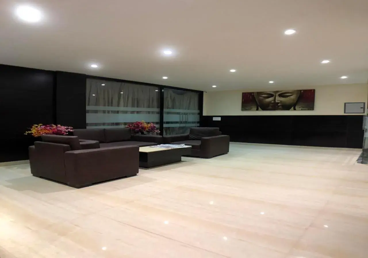 Living room, Lobby/Reception in Solitaire Hotel