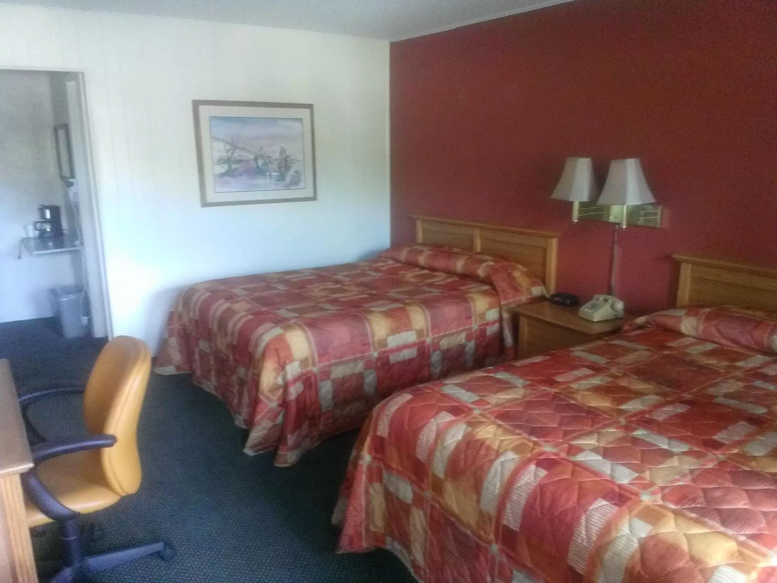 Photo of the whole room, Bed in Heritage House Motel