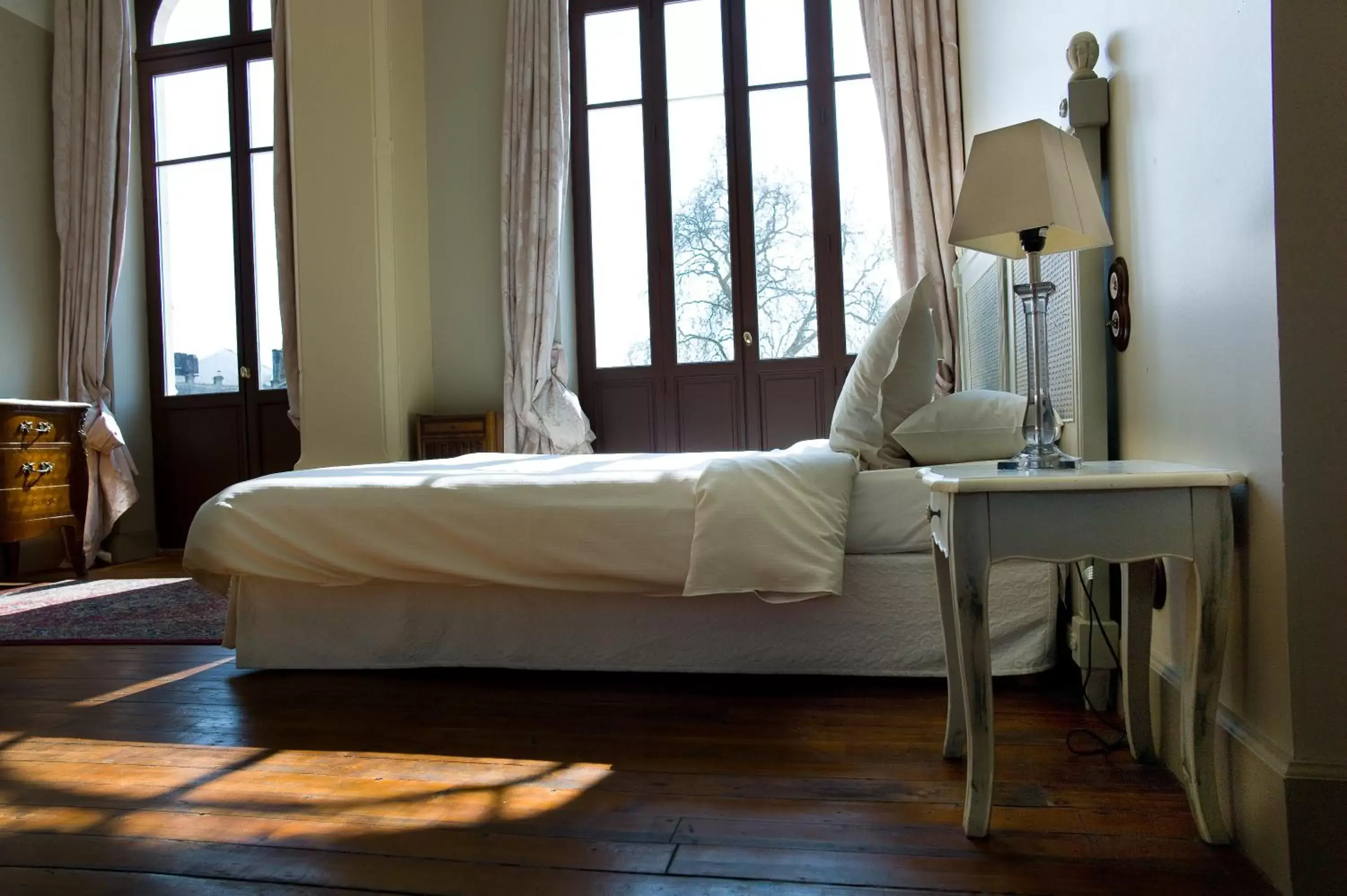 Bedroom, Bed in Hostellerie du Coq d'Or