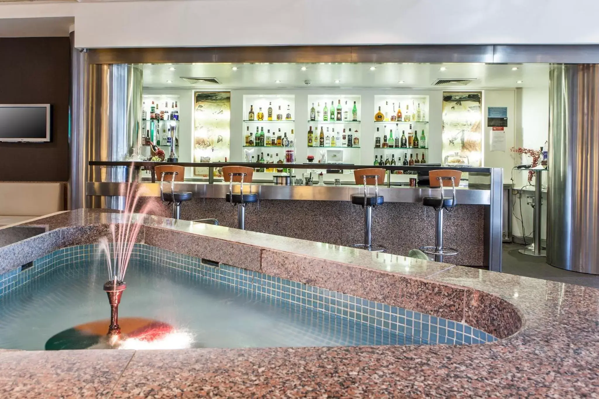Lounge or bar in Holiday Inn Lisbon-Continental, an IHG Hotel