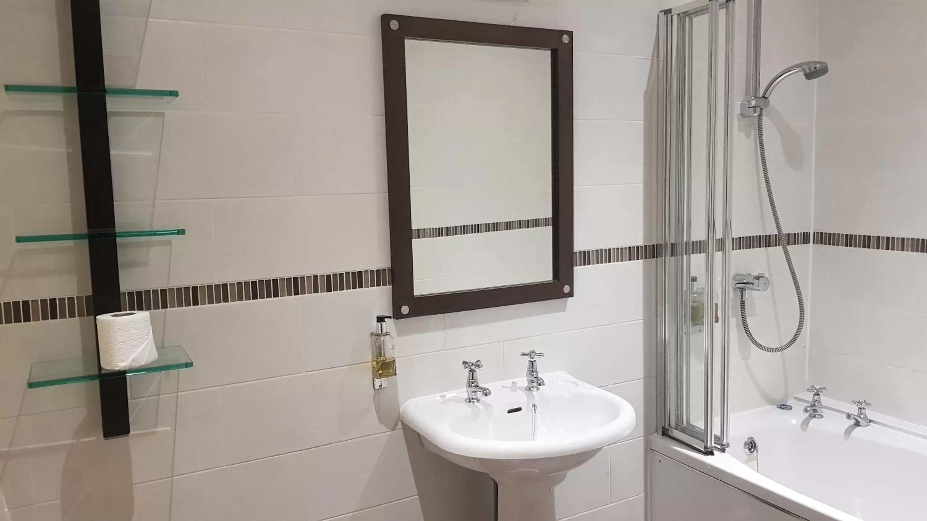 Shower, Bathroom in Aberdeen House Hotel