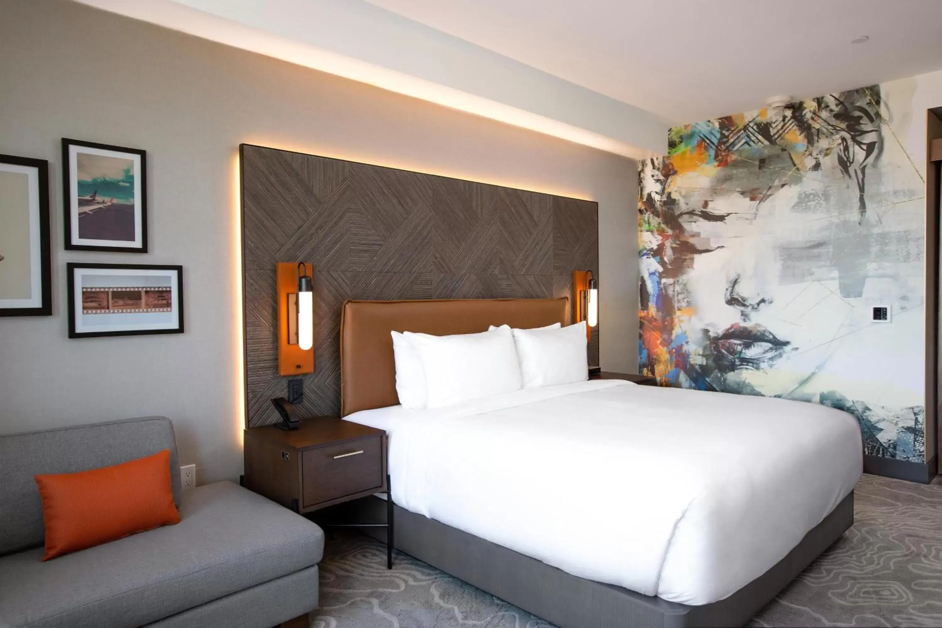 Photo of the whole room, Bed in The Glenmark, Glendale, a Tribute Portfolio Hotel