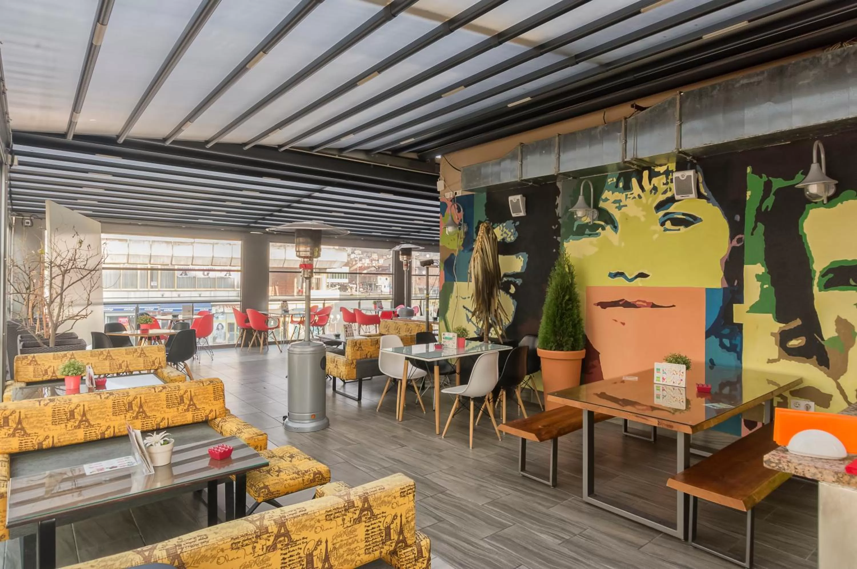 Restaurant/places to eat in Hotel Lirak