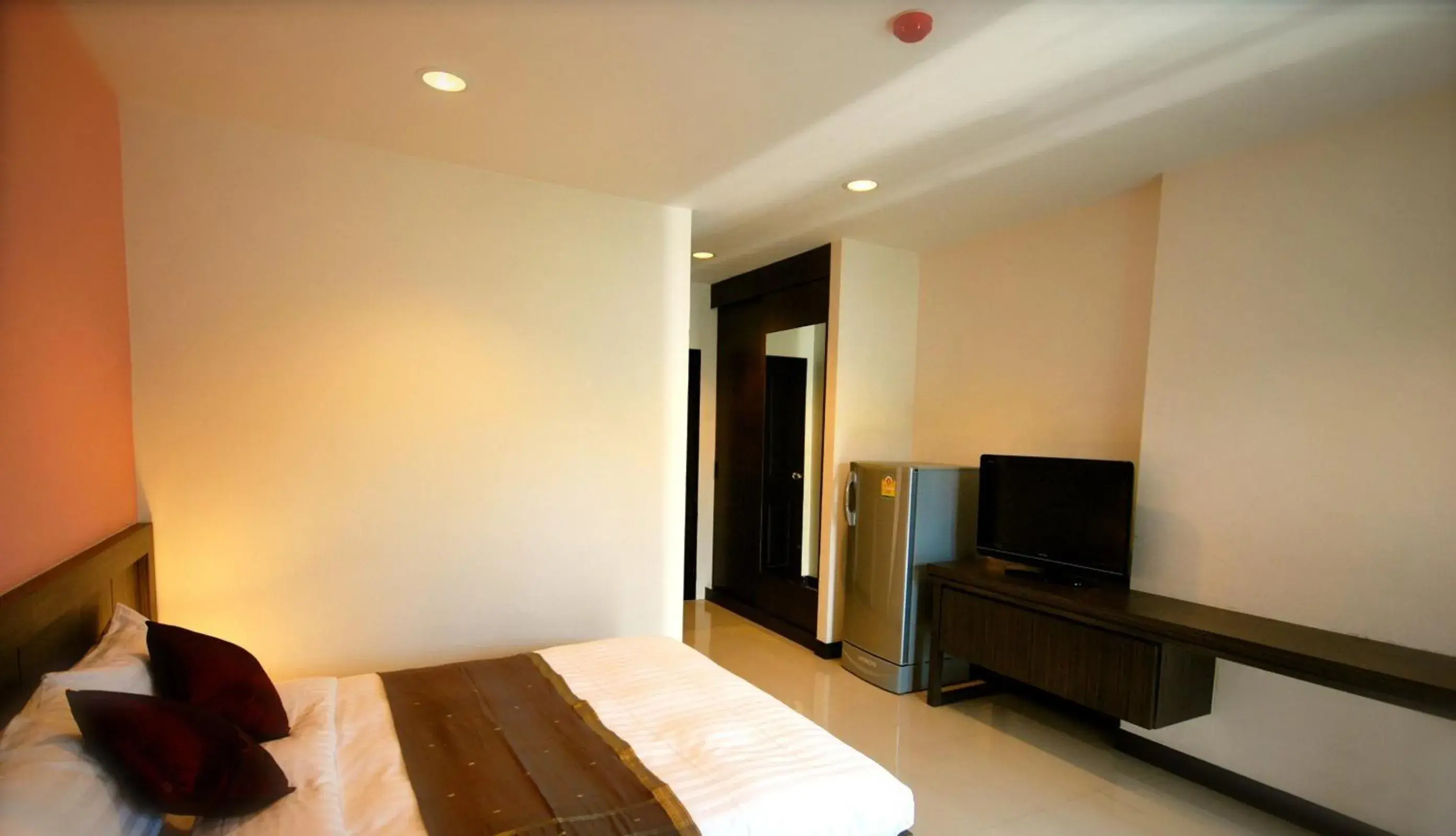 Bed, TV/Entertainment Center in Baan Mina