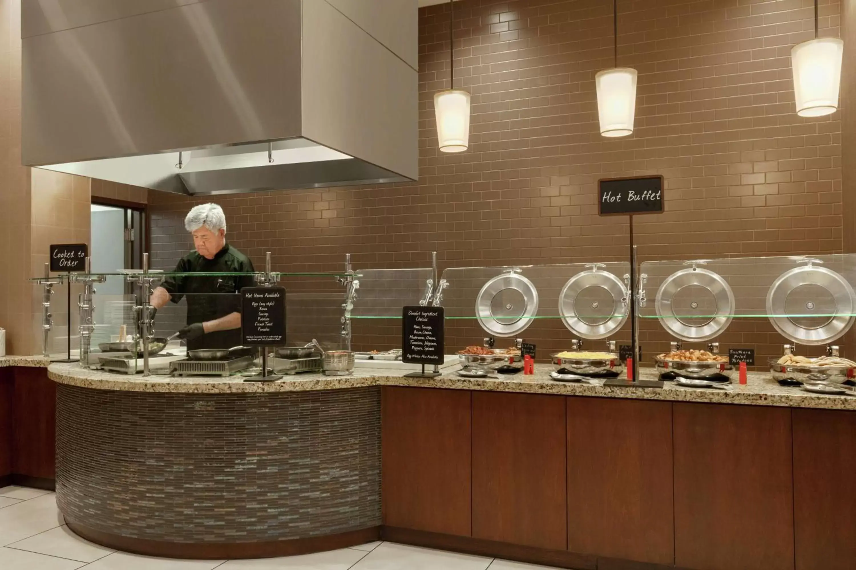 Dining area in Embassy Suites Chattanooga Hamilton Place