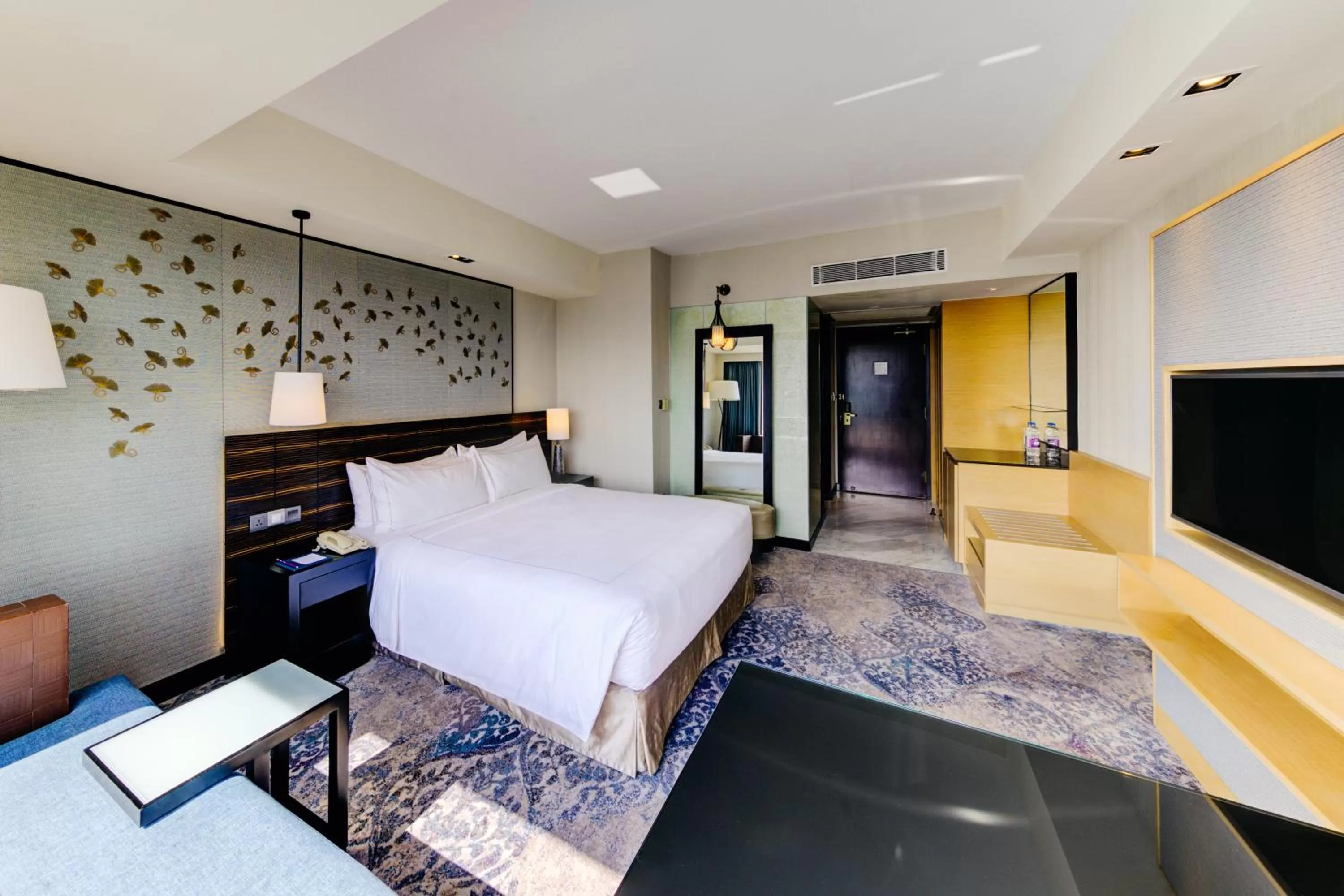 Photo of the whole room, Bed in Cinnamon Grand Colombo