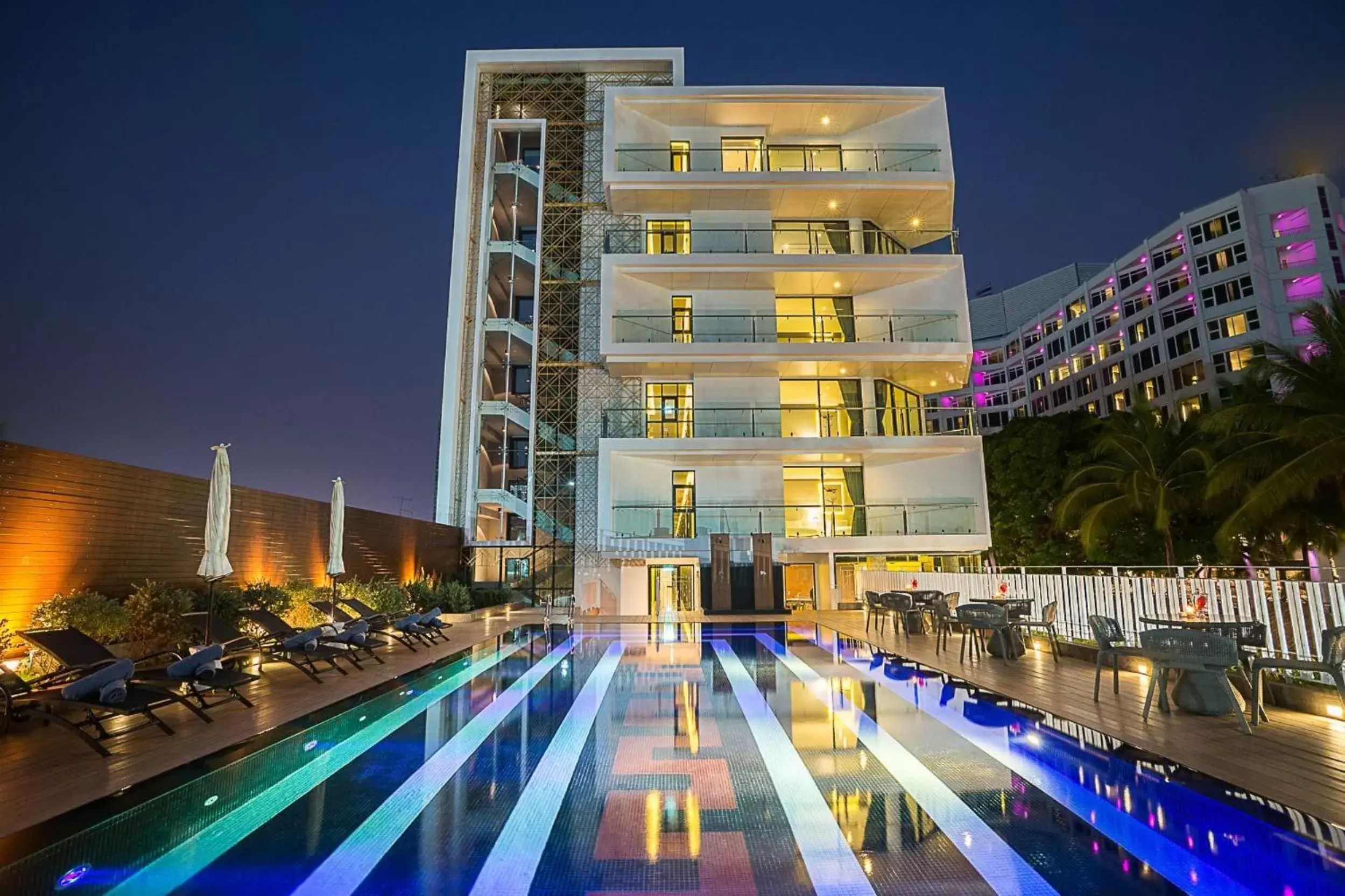 Property building, Swimming Pool in Mera Mare Pattaya