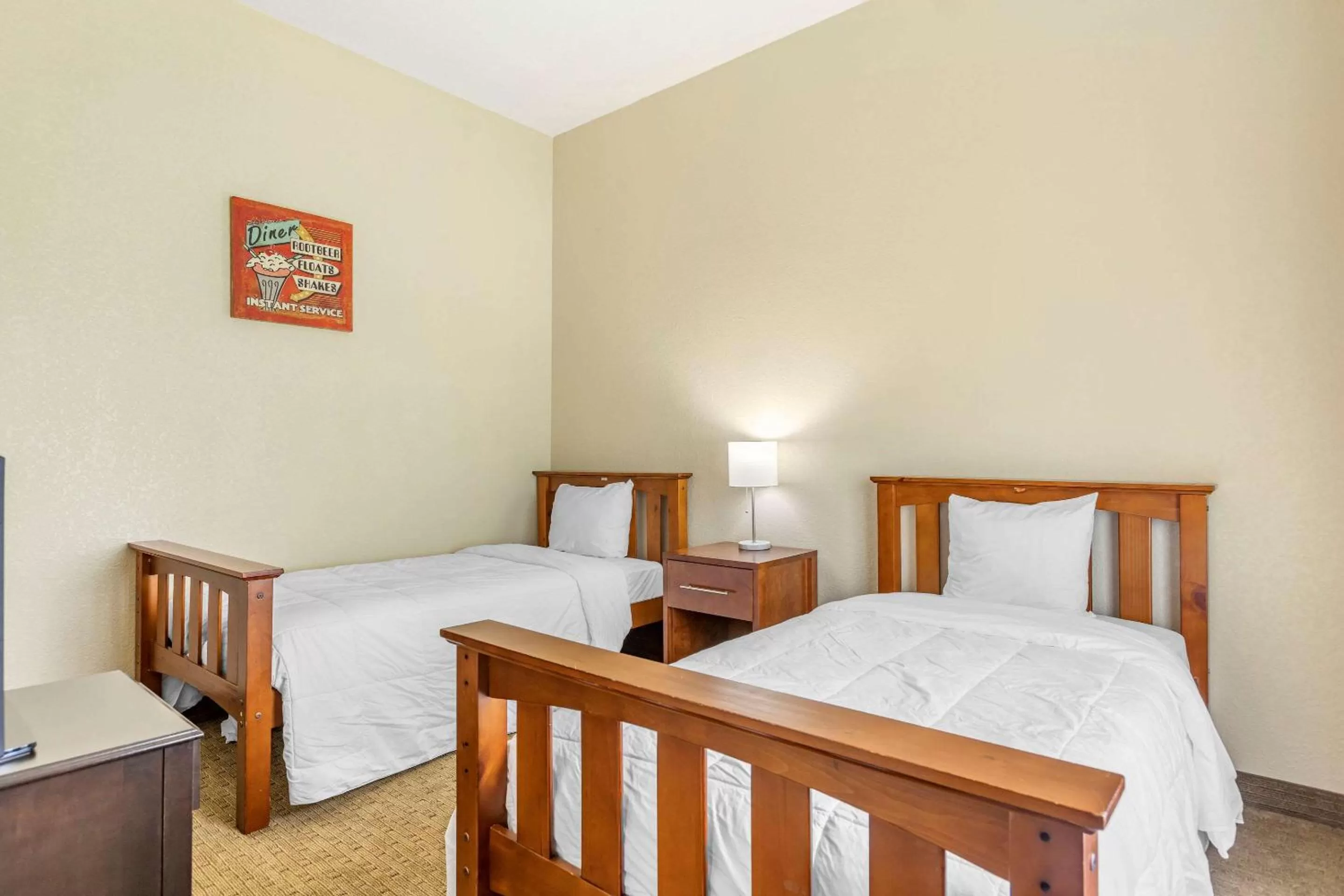 Photo of the whole room, Bed in Comfort Suites Grand Rapids North