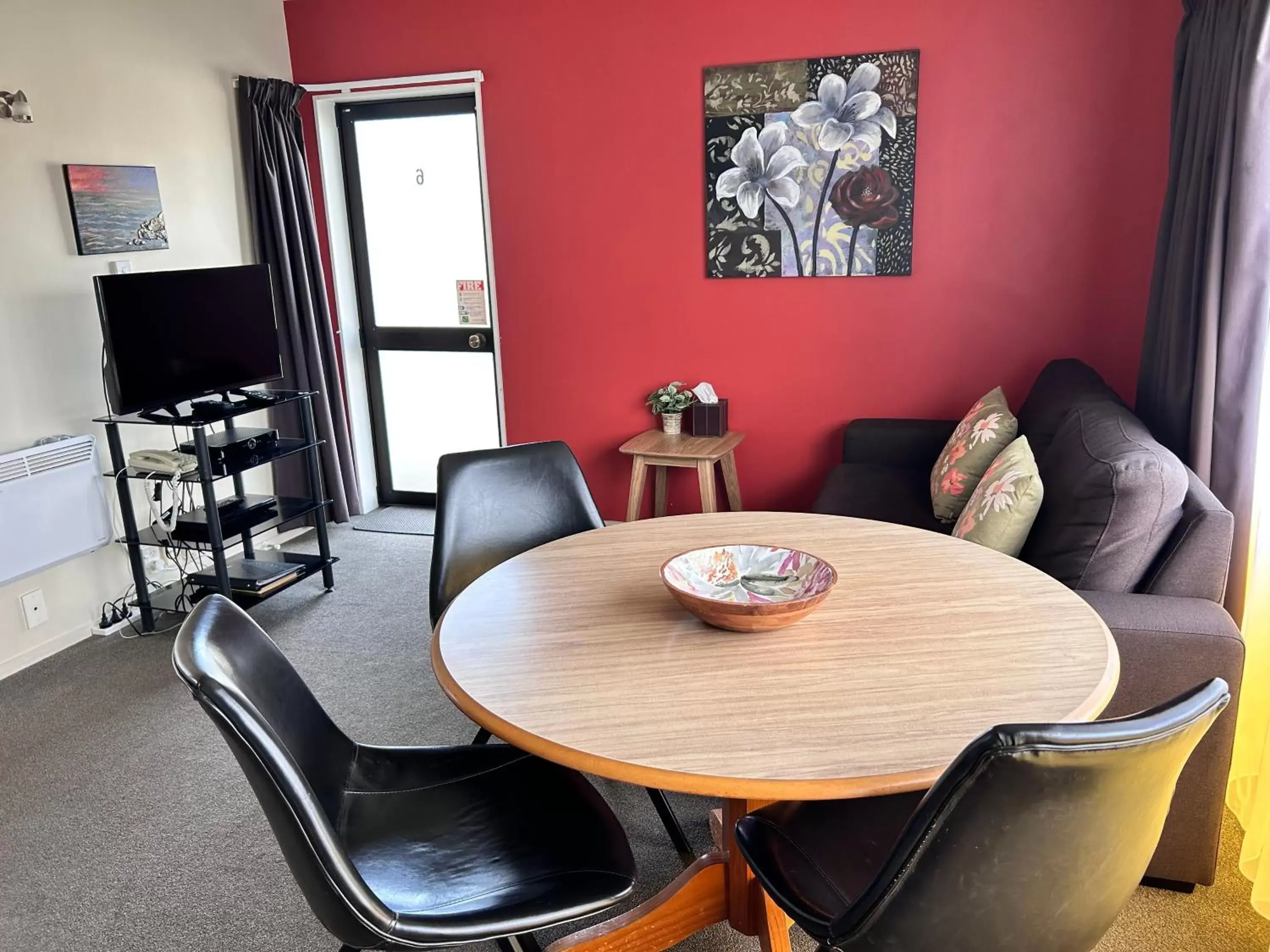 Living room, Dining Area in Arcadia Motel