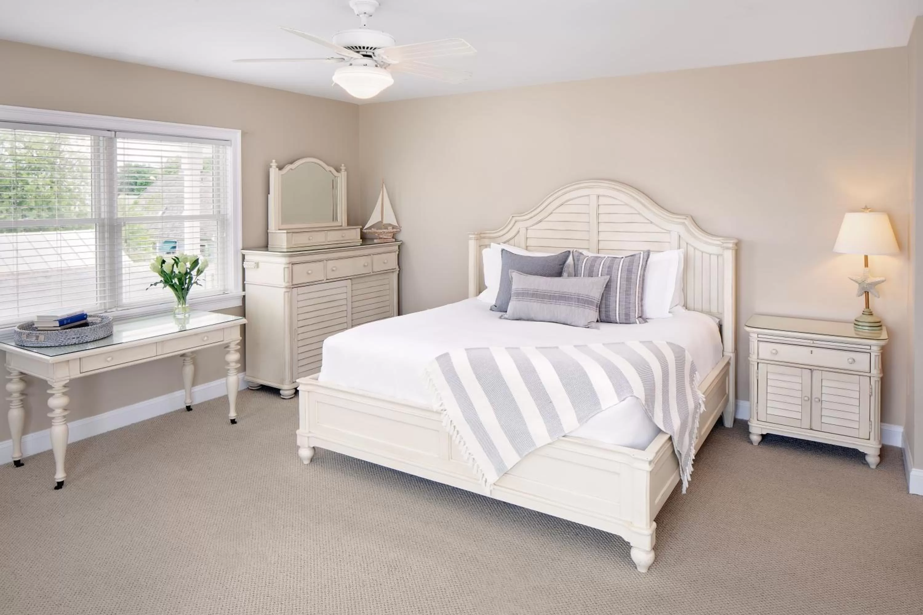 Bed in Inn at Harbor Hill Marina