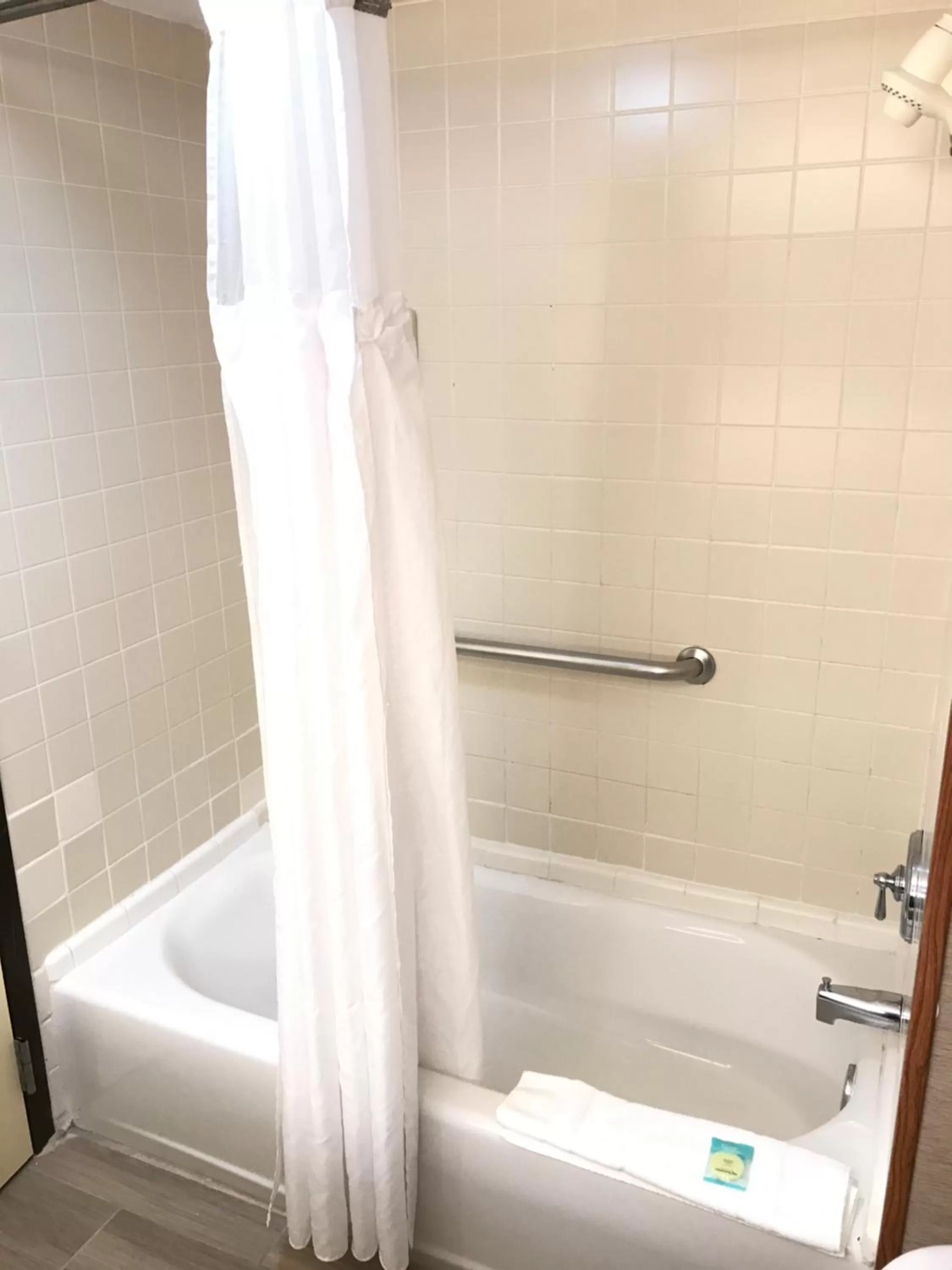 Bathroom in Wingate by Wyndham, Universal Studios - Free Theme Park Shuttle
