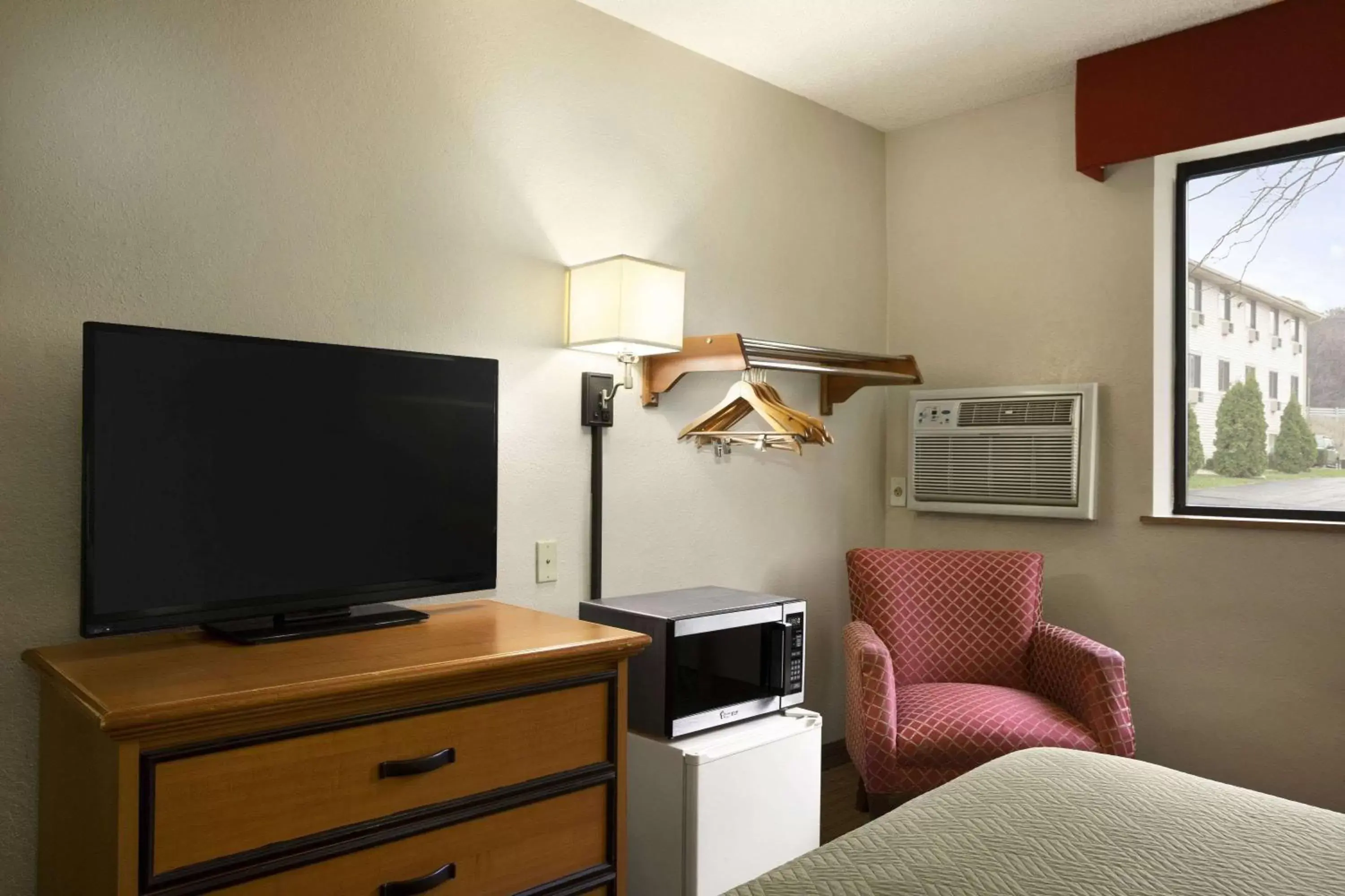 Photo of the whole room, TV/Entertainment Center in Travelodge by Wyndham Battle Creek