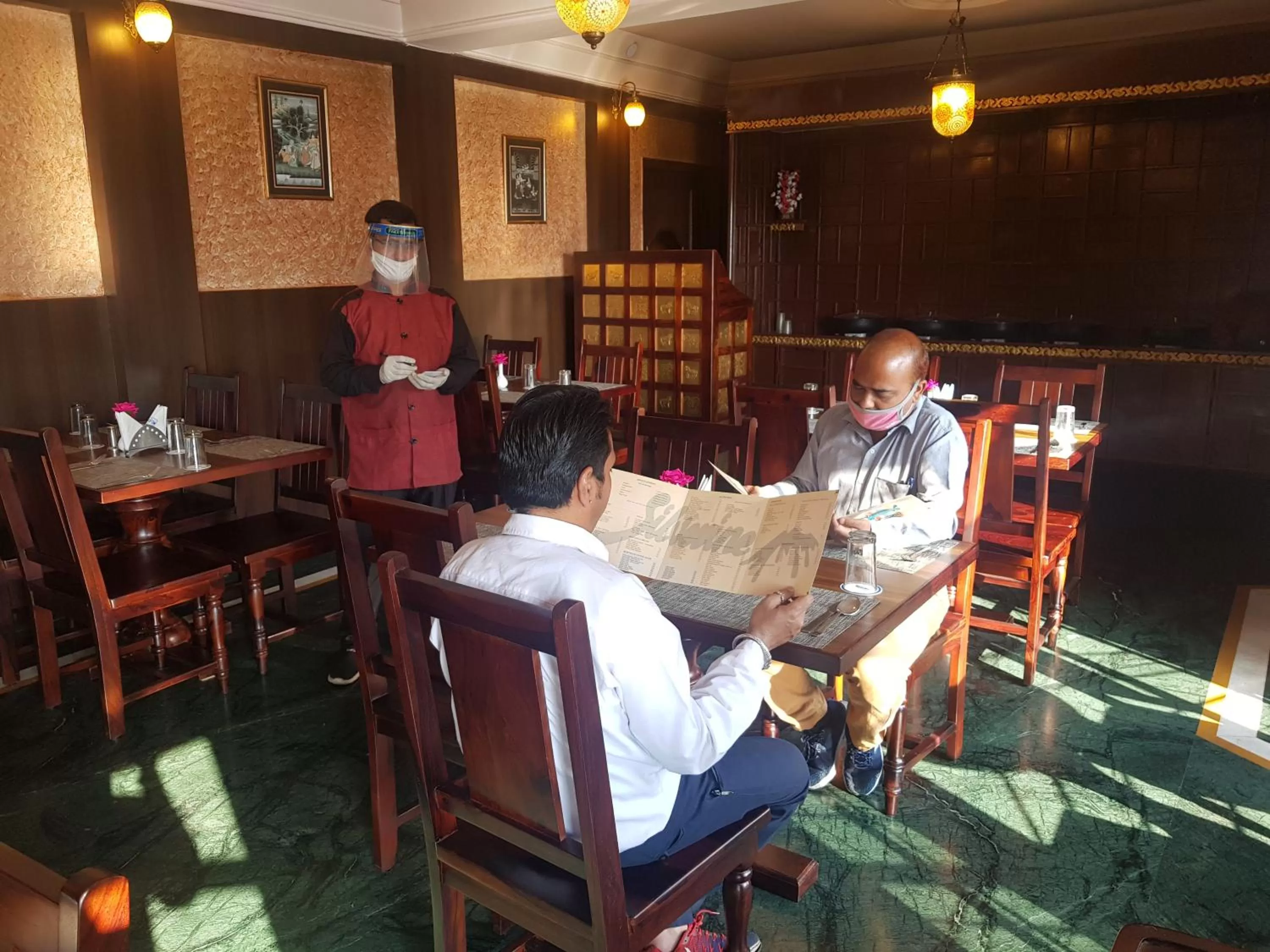 Restaurant/places to eat in Hotel Silverine