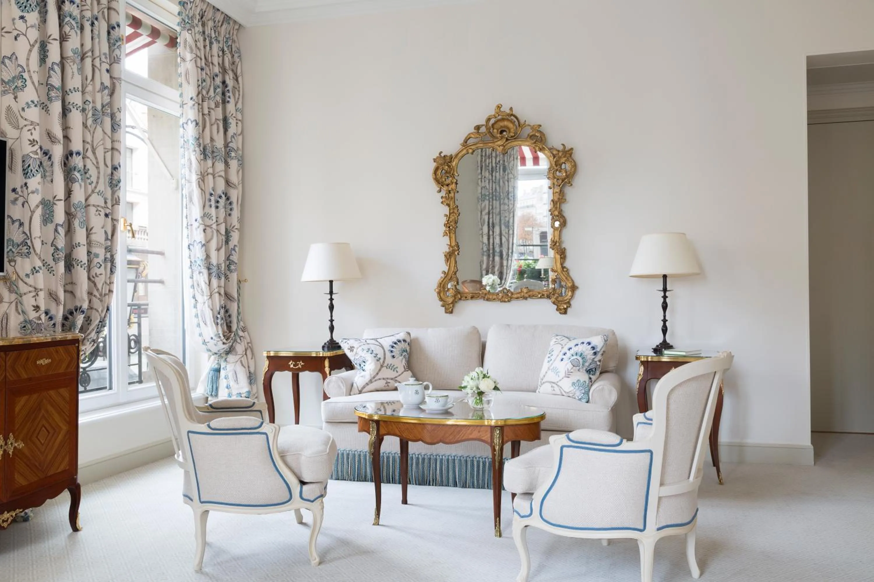 Living room in Le Bristol Paris, Oetker Hotels